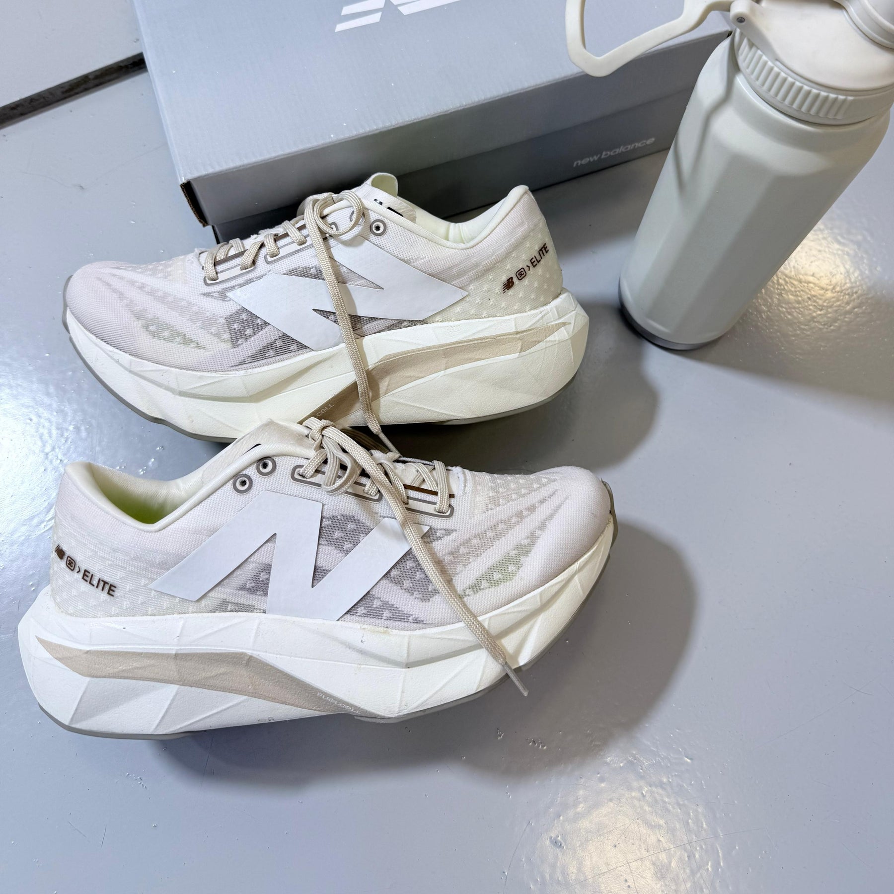 Tênis New Balance Fuel Cell Rebel - Bege