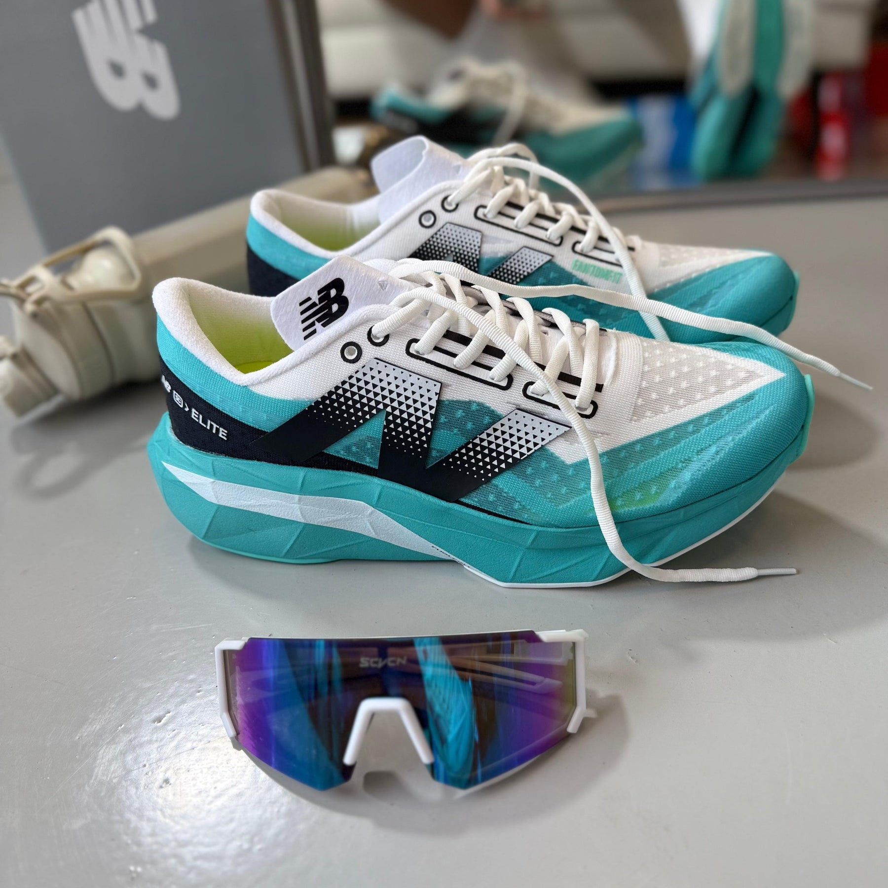 Tênis New Balance FuelCell Rebel v4 - Azul / Branco