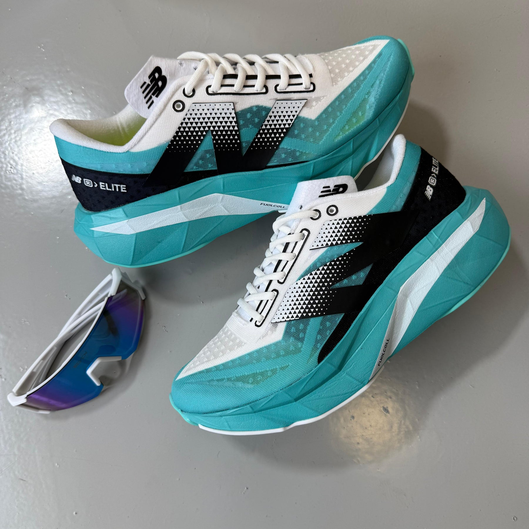 Tênis New Balance FuelCell Rebel v4 - Azul / Branco