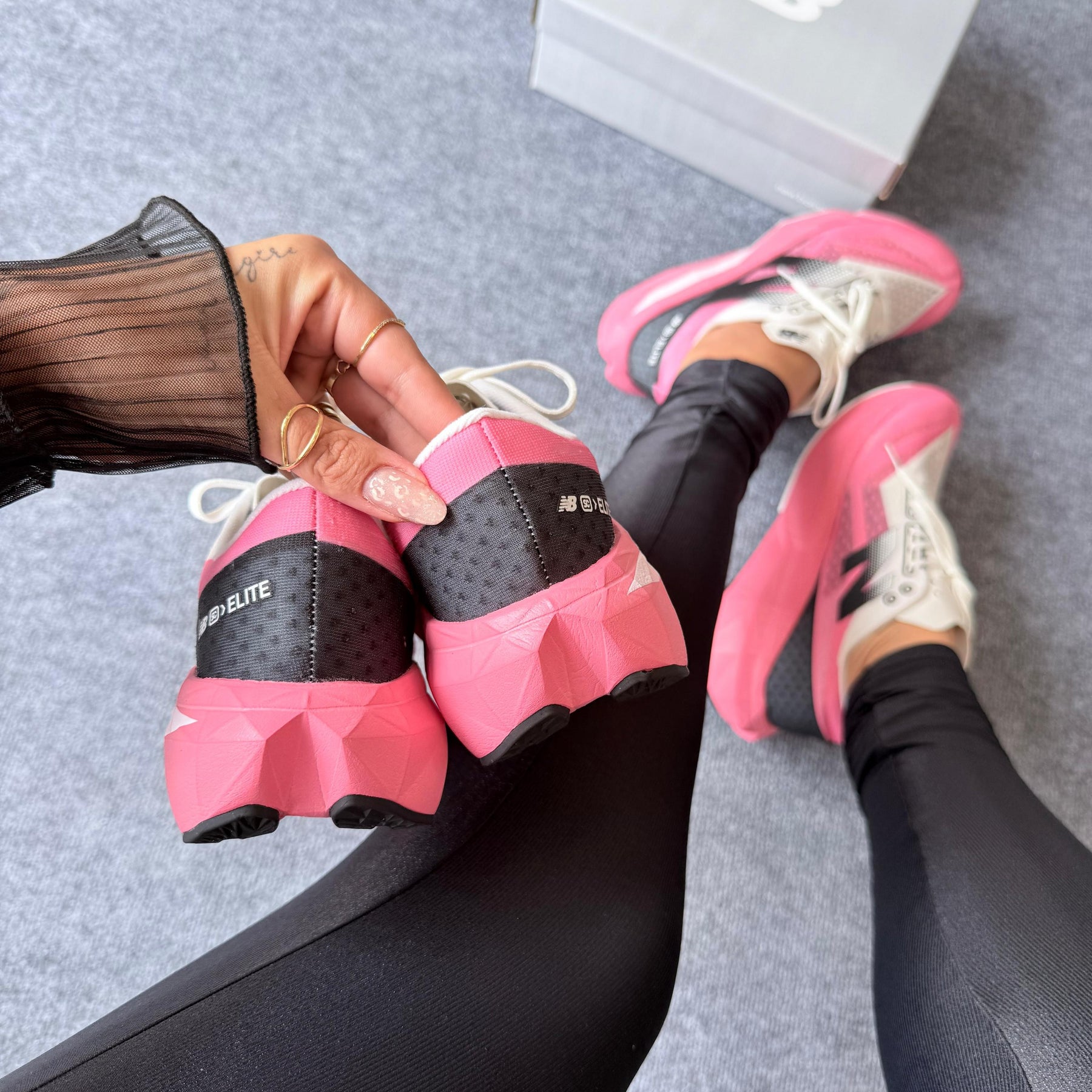 Tênis New Balance FuelCell Rebel v4 - Rosa / Branco