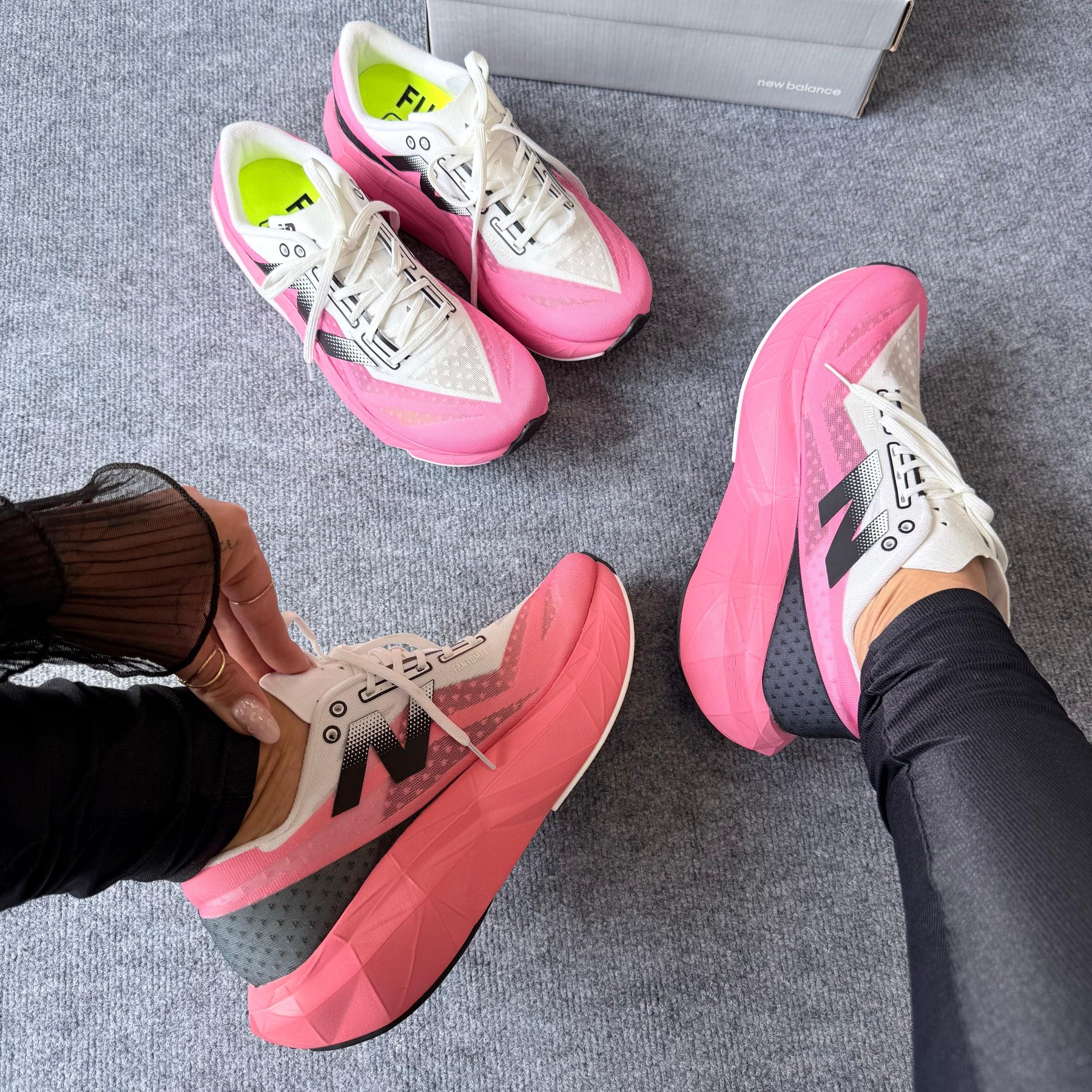 Tênis New Balance FuelCell Rebel v4 - Rosa / Branco