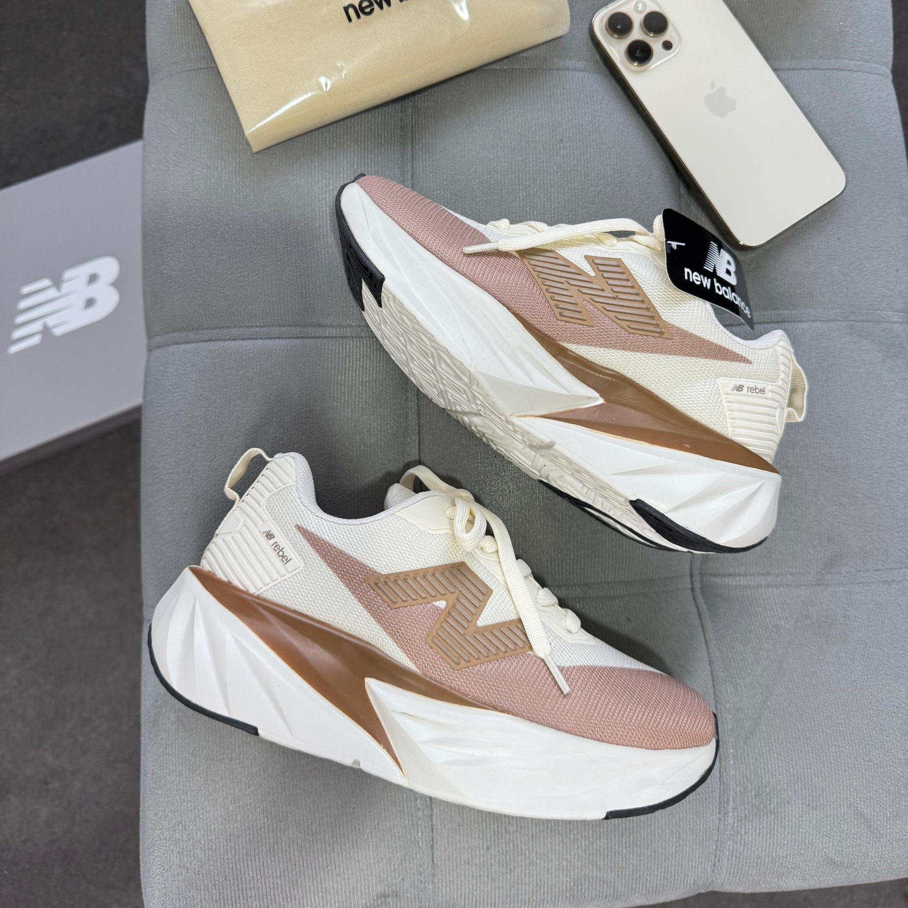 Tênis New Balance Fuel Cell Rebel