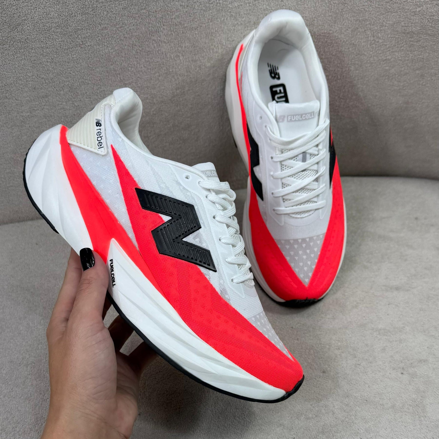 Tênis New Balance Fuelcell Rebel v5 - Laranja / Cinza / Branco