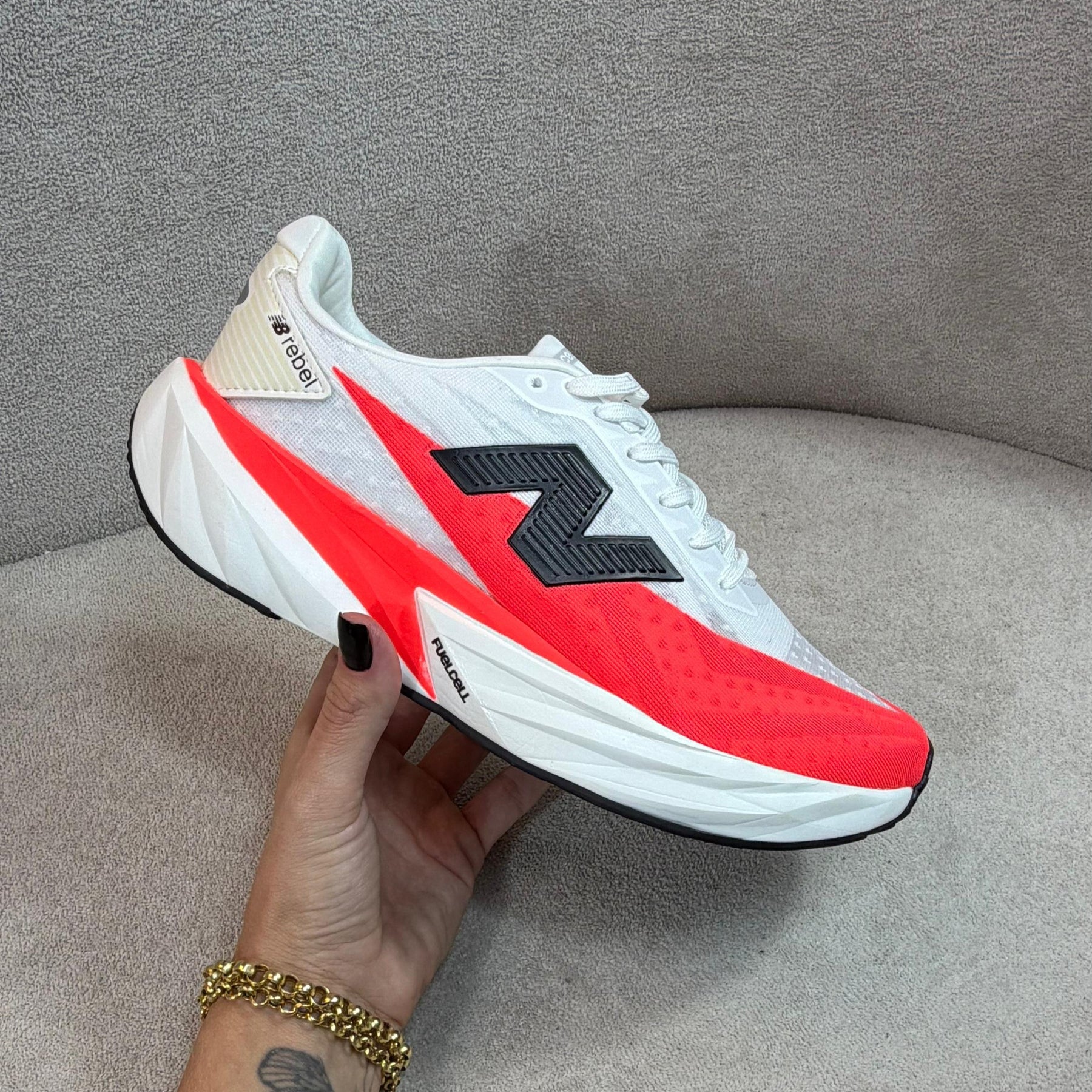 Tênis New Balance Fuelcell Rebel v5 - Laranja / Cinza / Branco