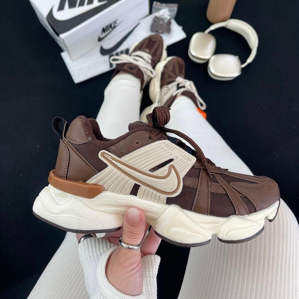 Tênis Nike V2K Run - Café Coffe