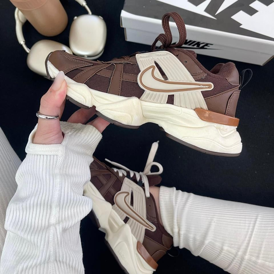 Tênis Nike V2K Run - Café Coffe