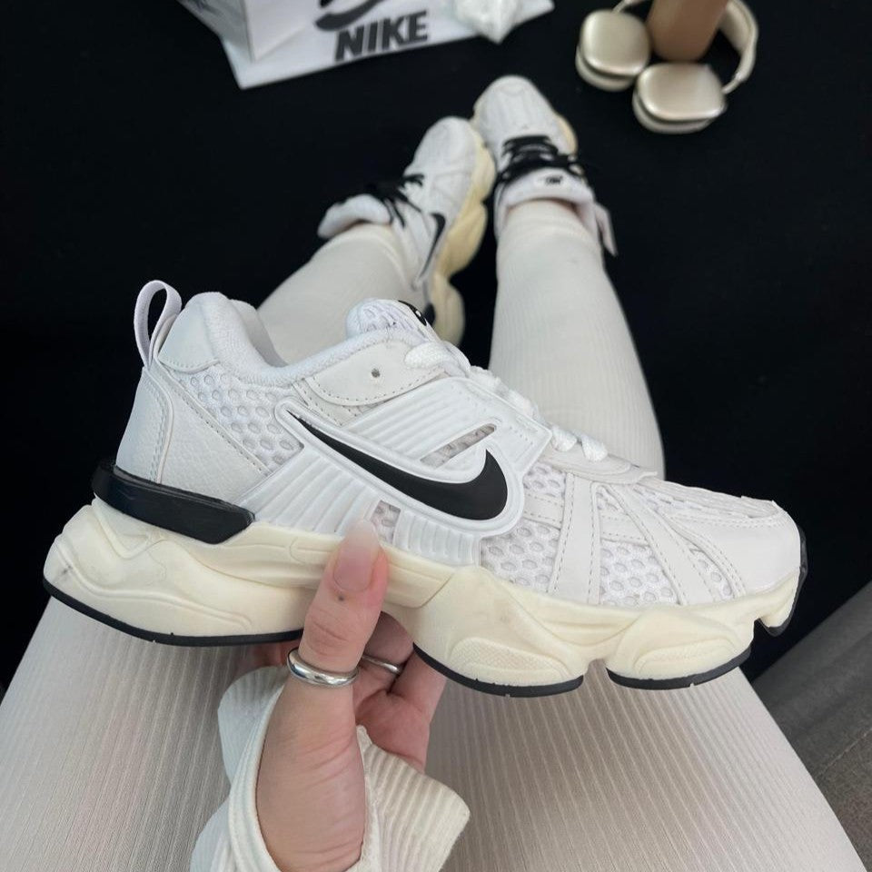 Tênis Nike V2K Run - Branco / Preto