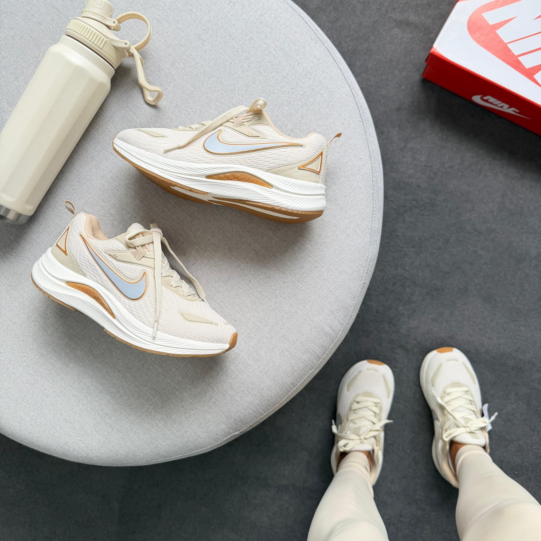 Tênis Nike Running Est 1972 - Bege / Ouro