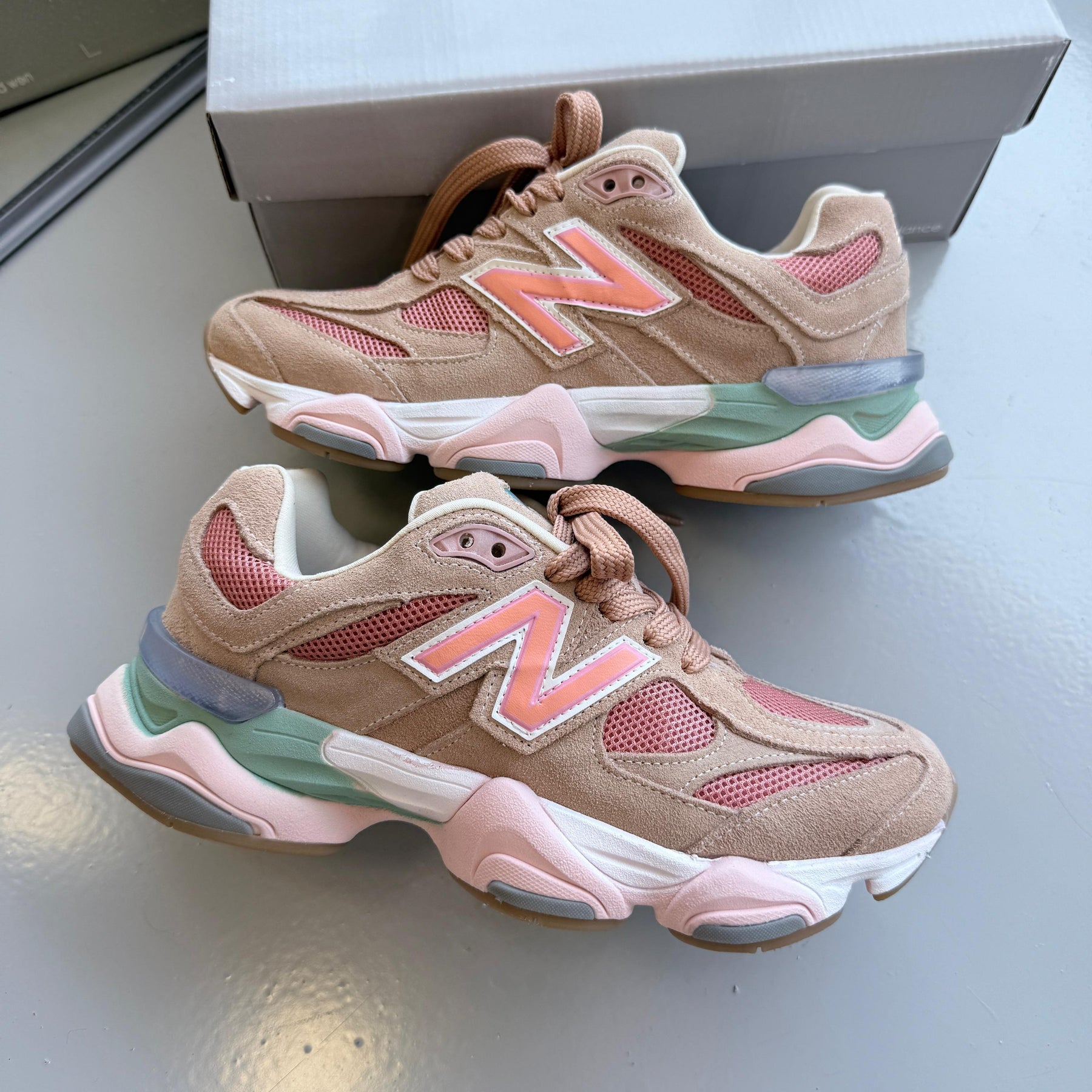 Tênis New Balance 9060 - Salmão