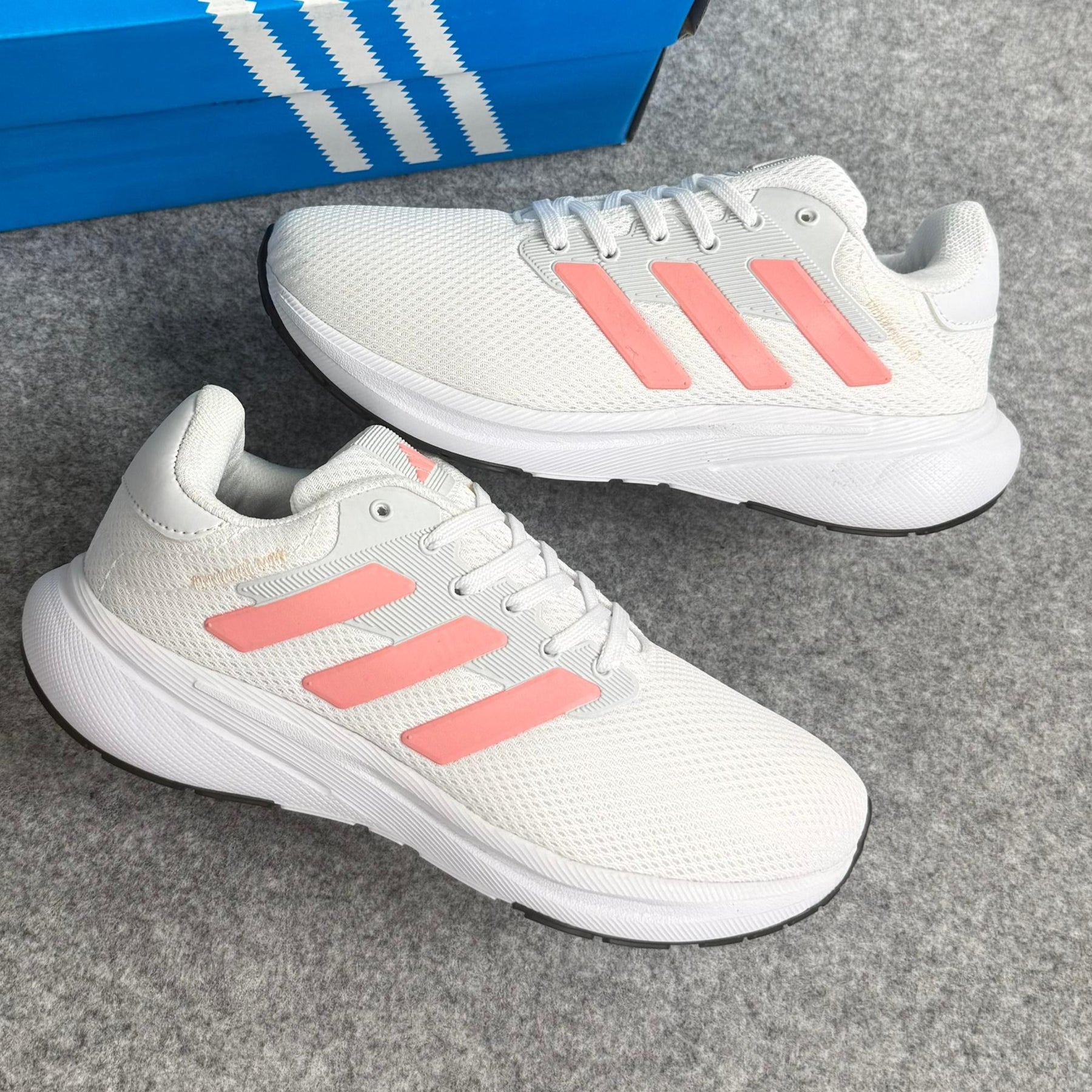 Tênis Adidas Response - Branco / Goiaba