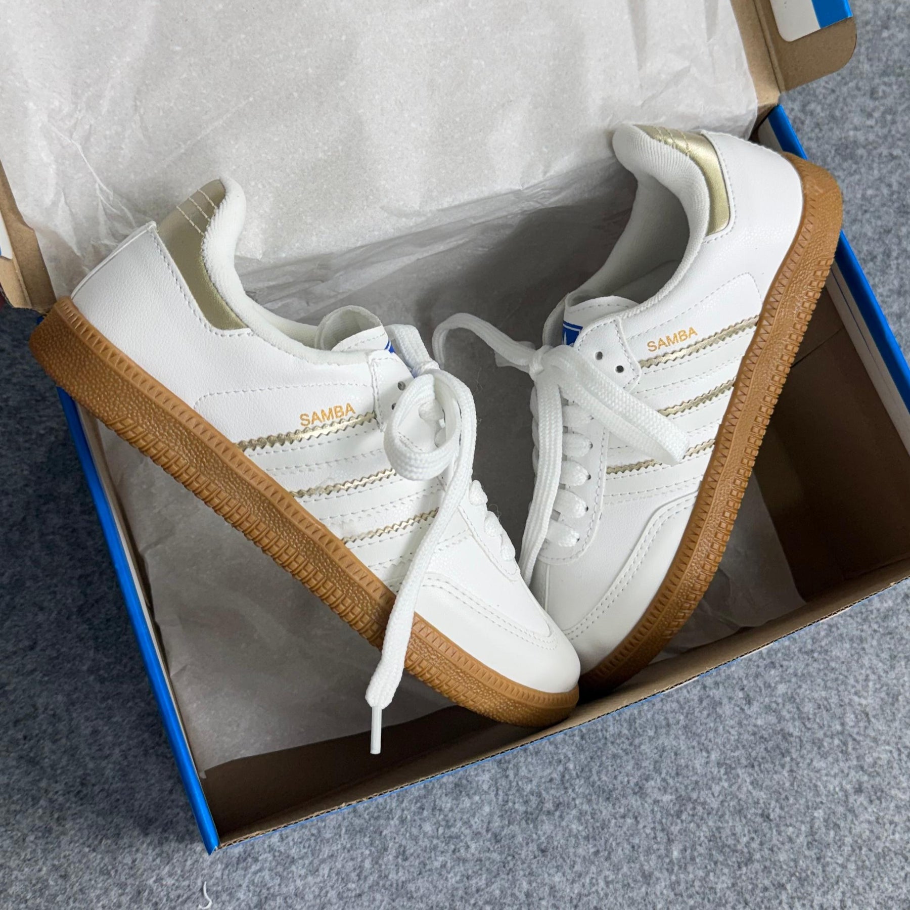 Tênis Samba OG - Branco / Dourado