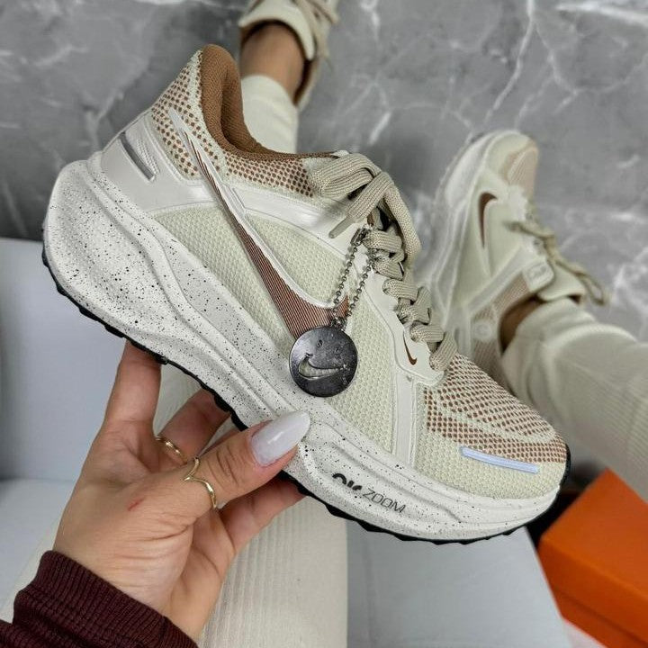 Tênis Nike Pegasus 41 - Areia / Caramelo