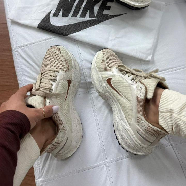 Tênis Nike Pegasus 41 - Areia / Caramelo