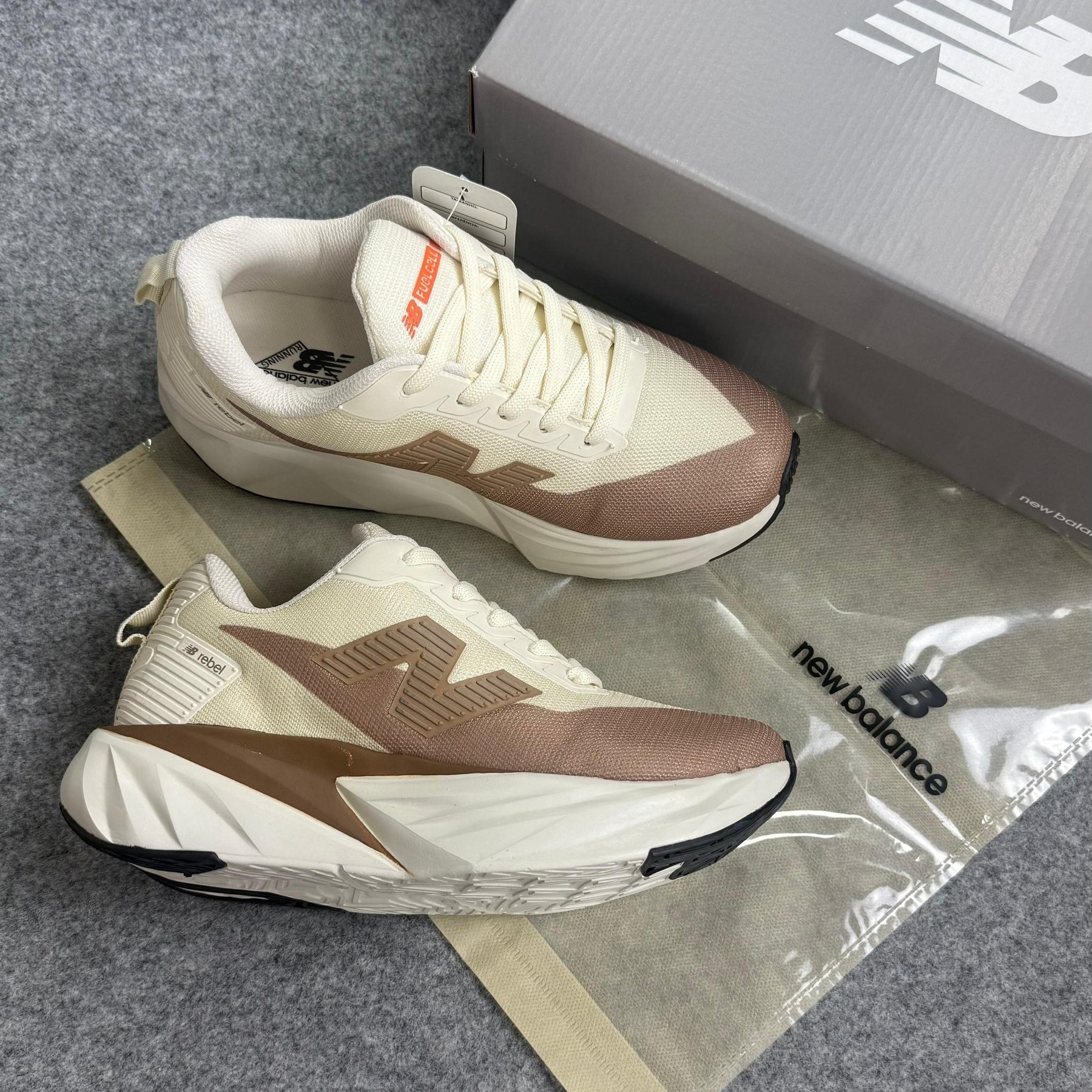 TĂȘnis New Balance Fuel Cell Rebel - Off White / Caramelo