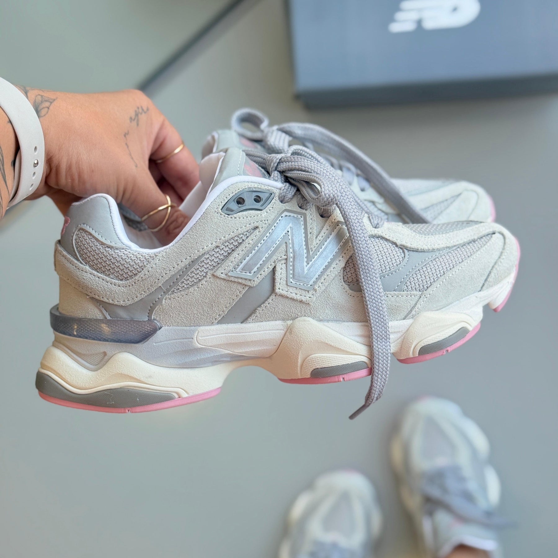Tênis New Balance 9060 - Cinza / Rosa