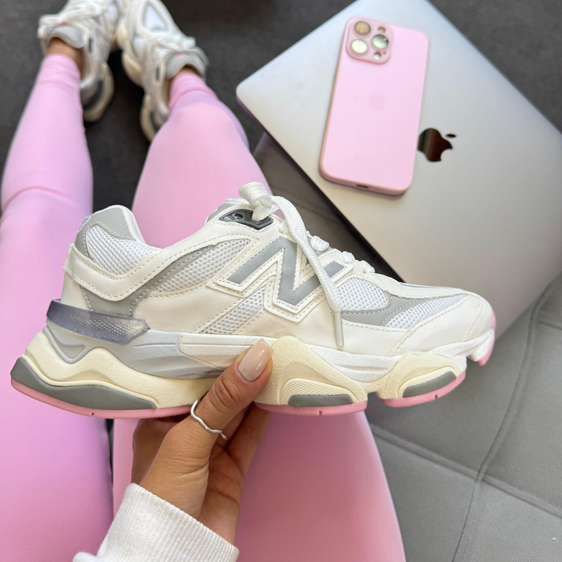 TĂȘnis New Balance 9060 - Branco / Cinza / Rosa