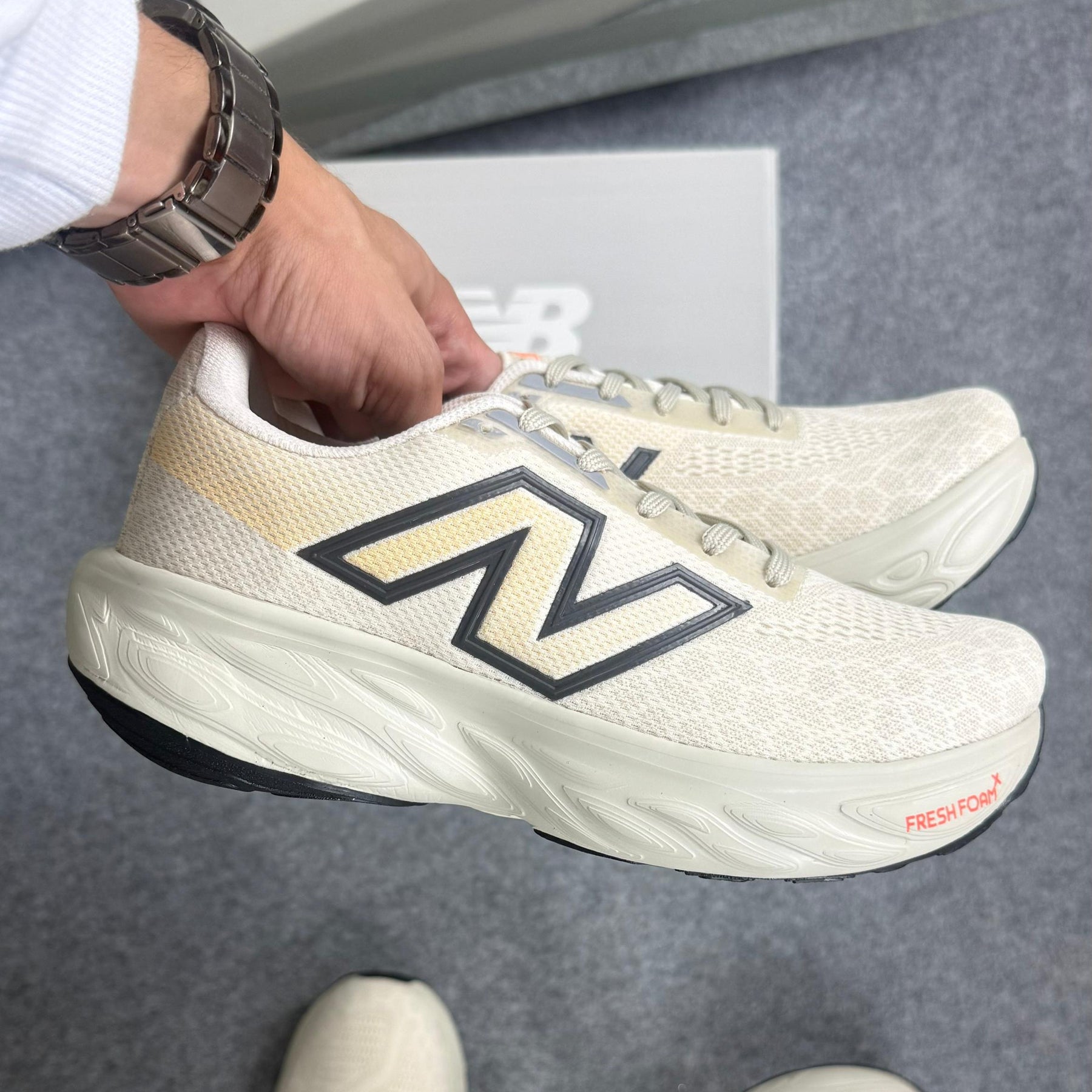 Tênis New Balance 1080 - Off / Bege