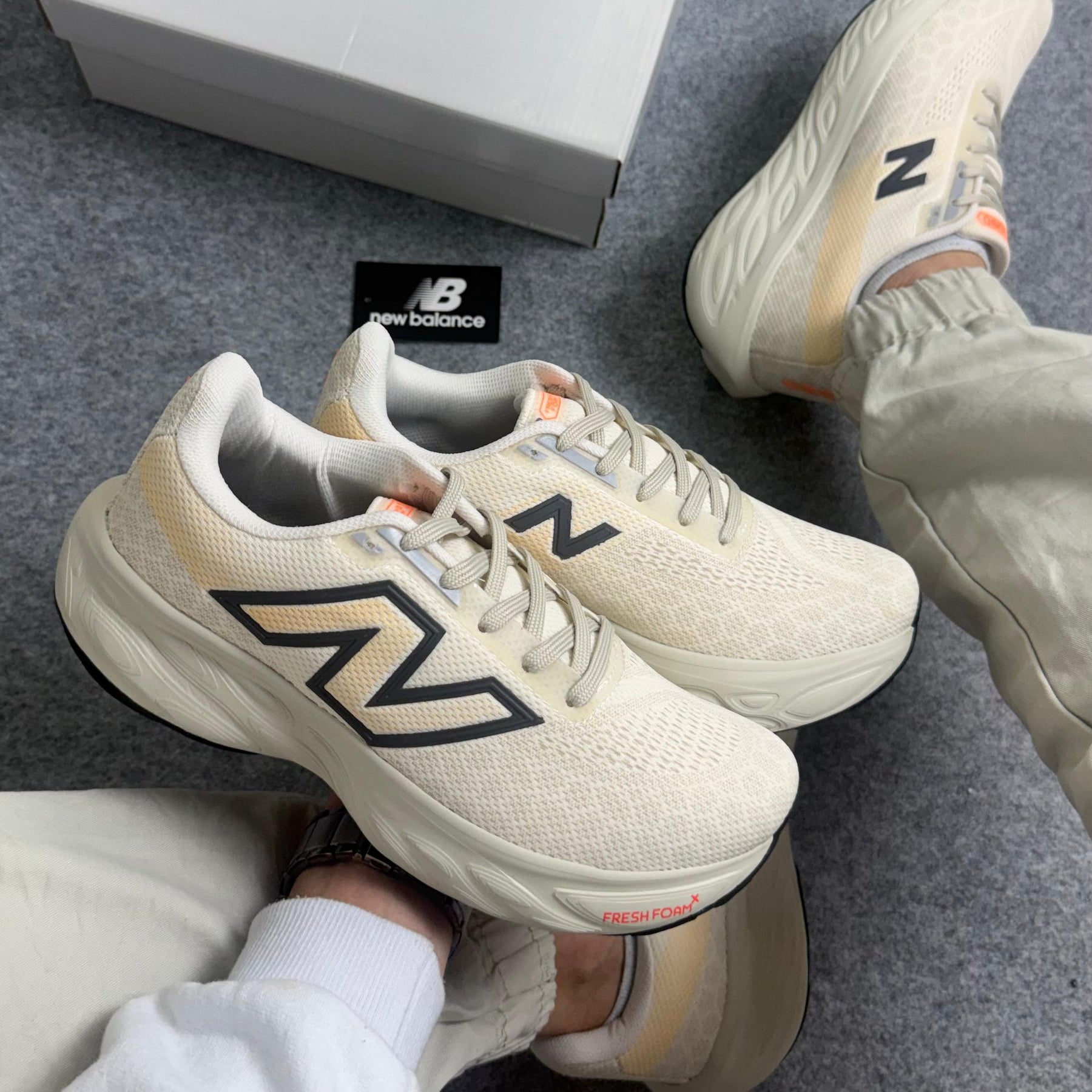 Tênis New Balance 1080 - Off / Bege