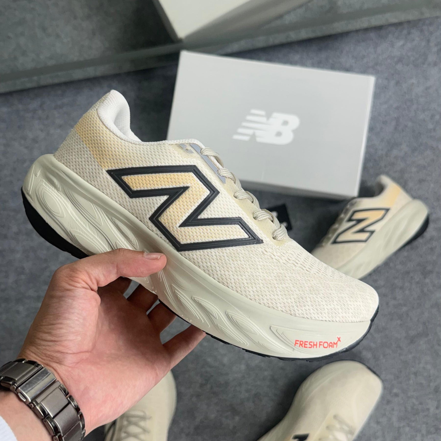 Tênis New Balance 1080 - Off / Bege