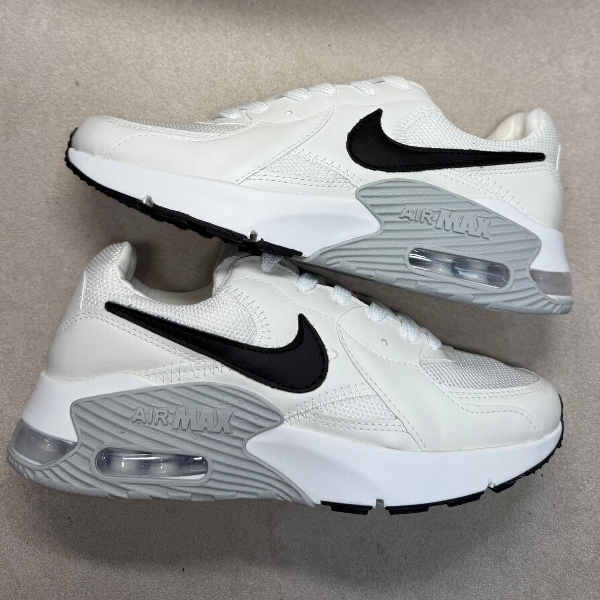 Tênis Nike Air Max Excee - Branco / Cinza