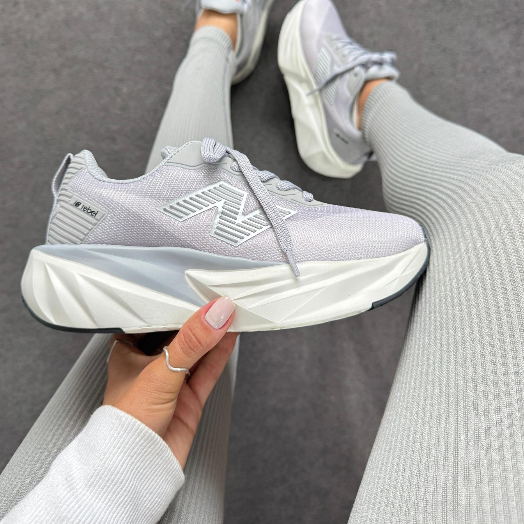 Tênis New Balance Fuel Cell Rebel - Cinza Full