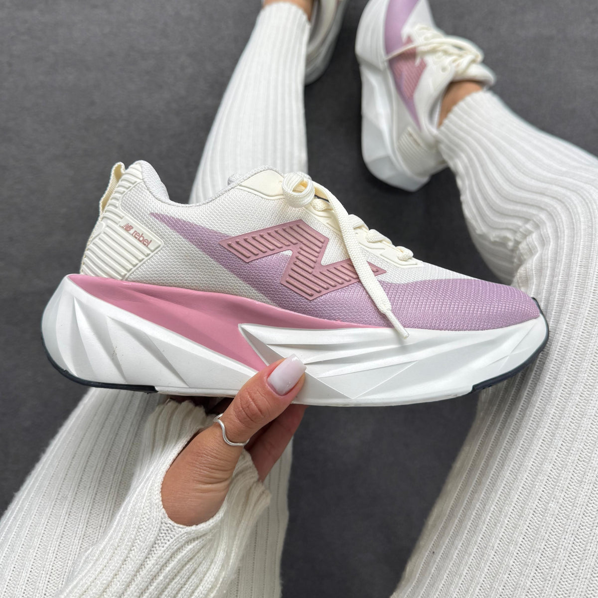 Tênis New Balance Fuel Cell Rebel - Off White / Rosê