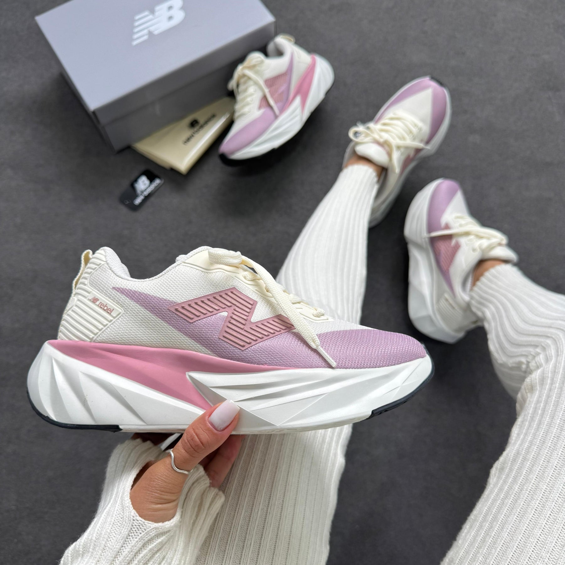 Tênis New Balance Fuel Cell Rebel - Off White / Rosê