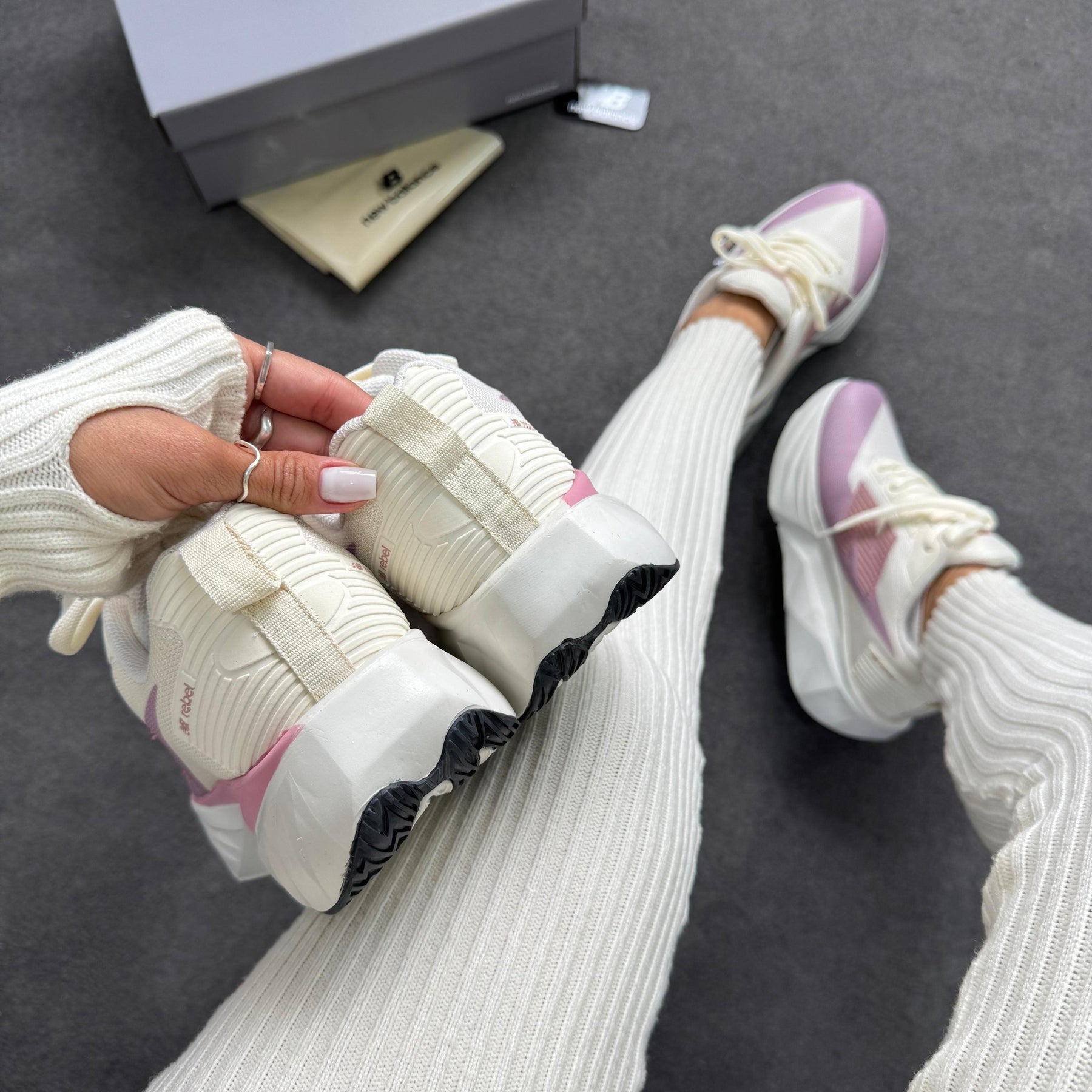 Tênis New Balance Fuel Cell Rebel - Off White / Rosê
