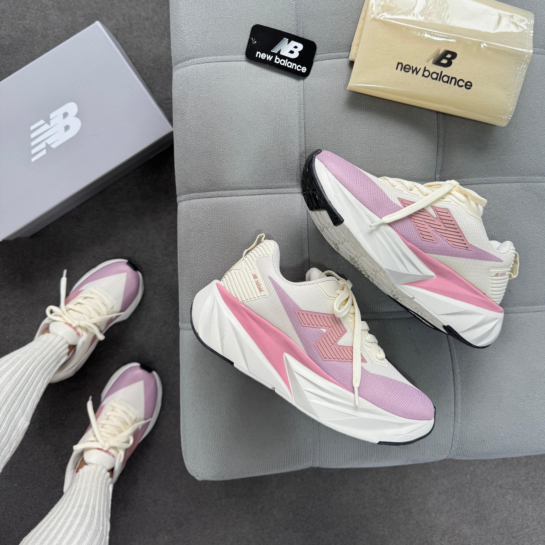 Tênis New Balance Fuel Cell Rebel - Off White / Rosê