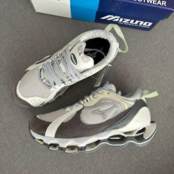 Tênis Mizuno Wave Beta 2 - Cinza / Branco