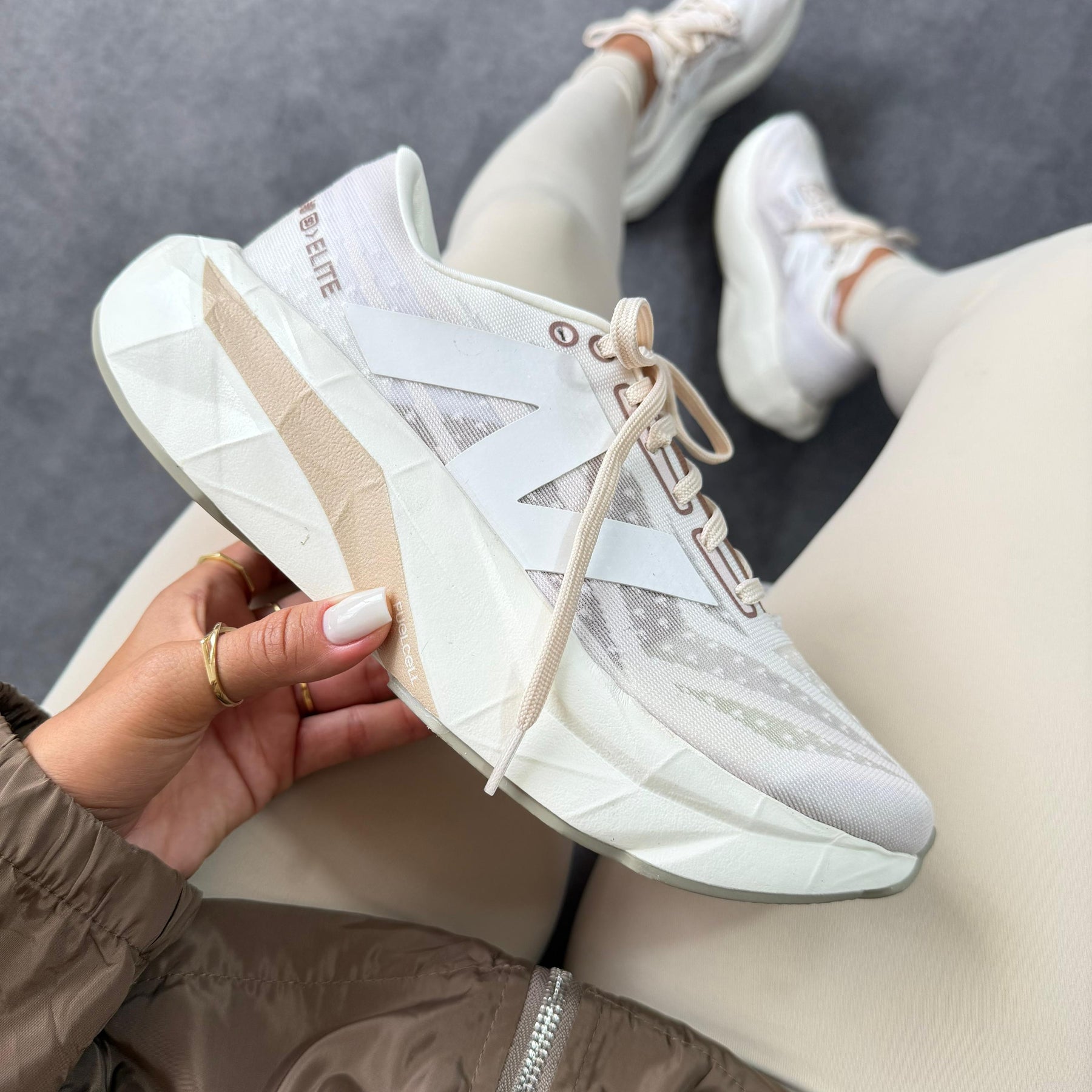 Tênis New Balance FuelCell SC Elite v4 - Off White/Champagne/Dourado