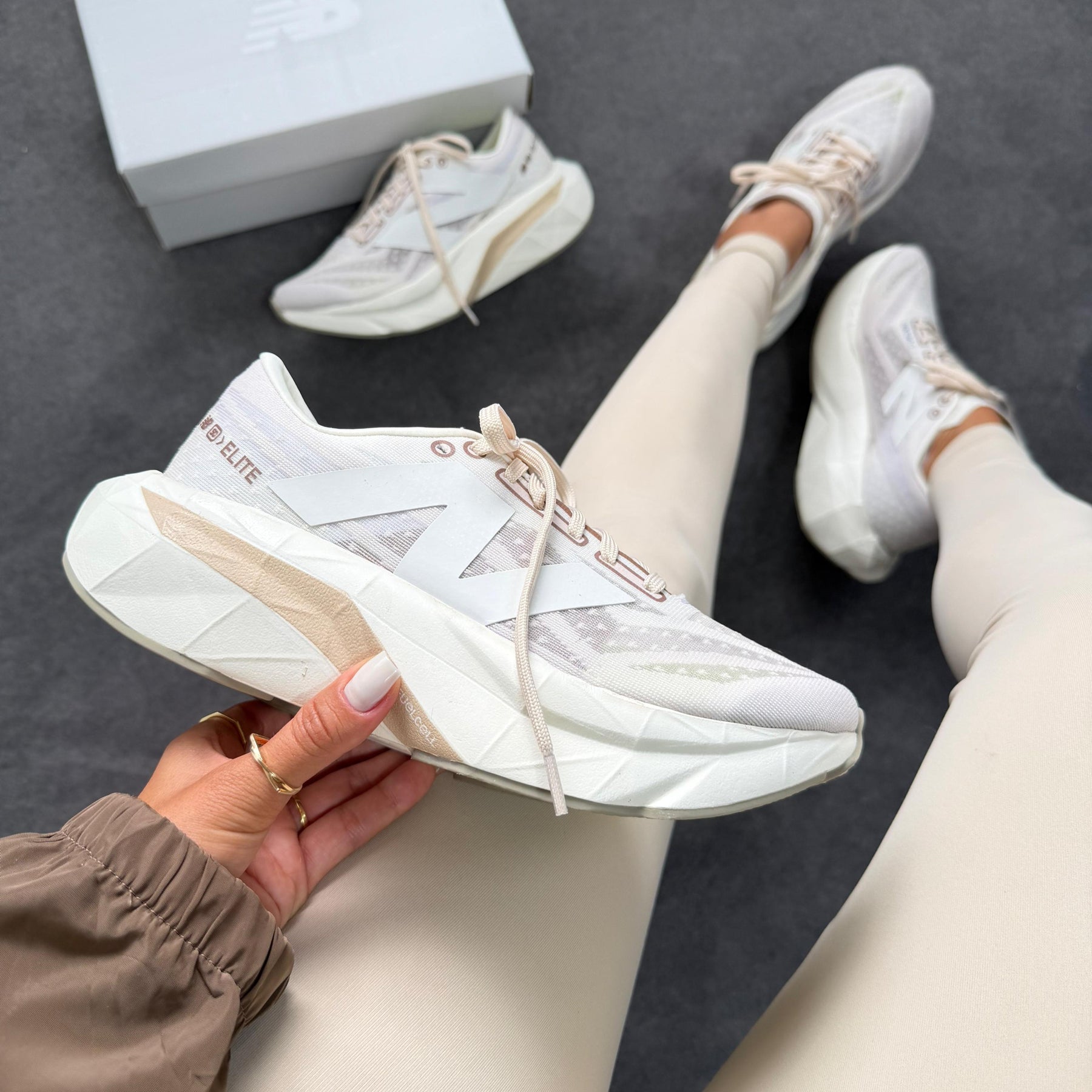 Tênis New Balance FuelCell SC Elite v4 - Off White/Champagne/Dourado