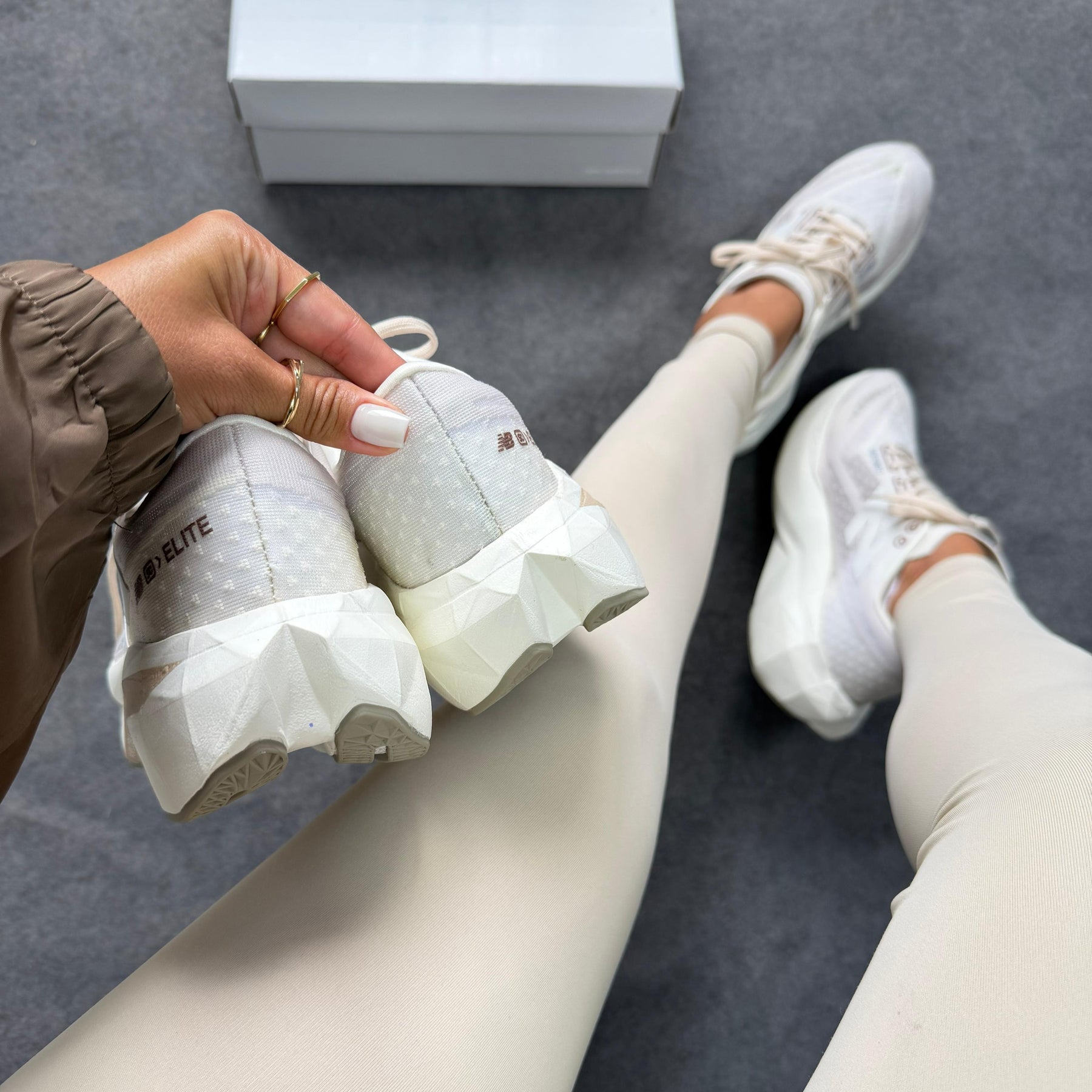 Tênis New Balance FuelCell SC Elite v4 - Off White/Champagne/Dourado