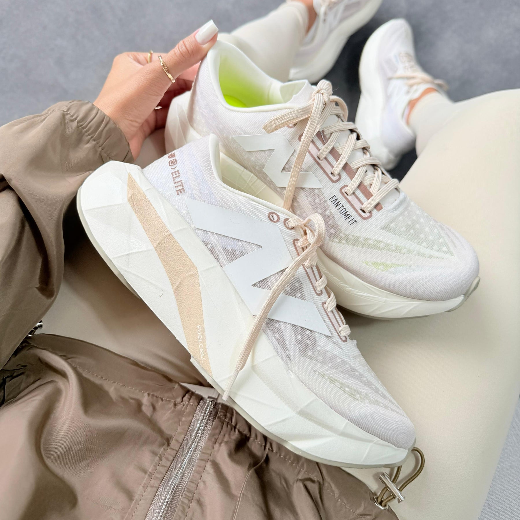 Tênis New Balance FuelCell SC Elite v4 - Off White/Champagne/Dourado