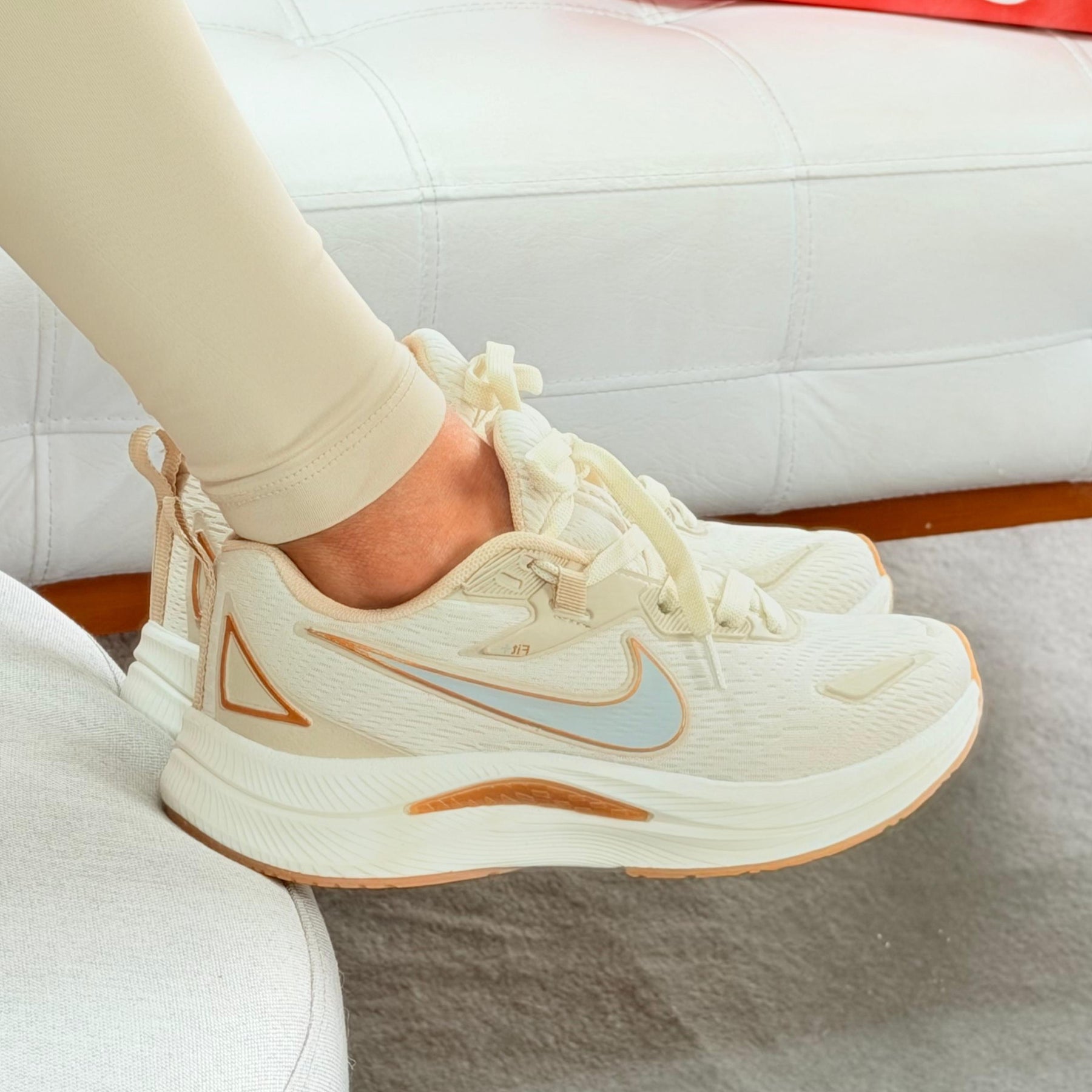 Tênis Nike Running EST 1972 - Bege / Dourado