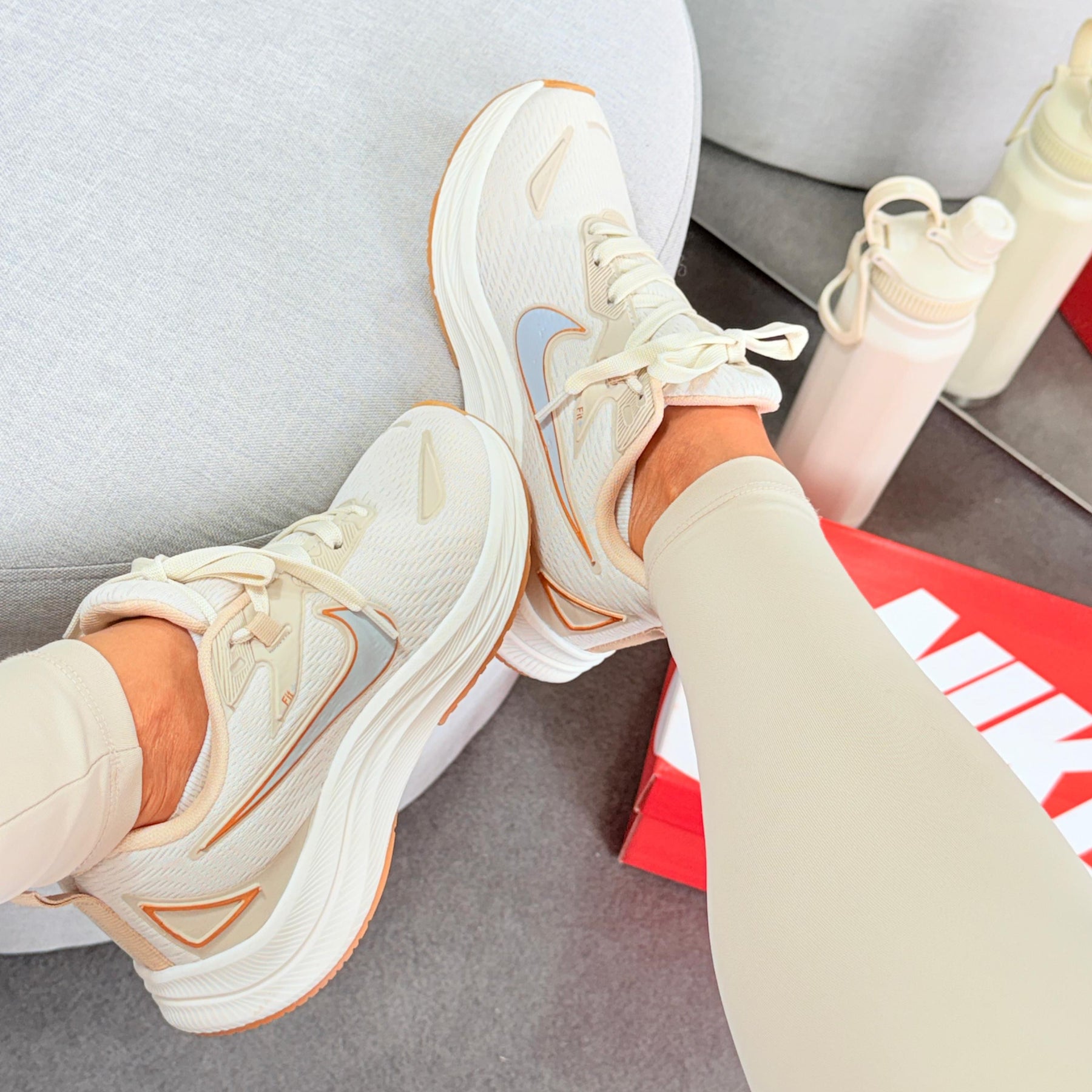 Tênis Nike Running EST 1972 - Bege / Dourado