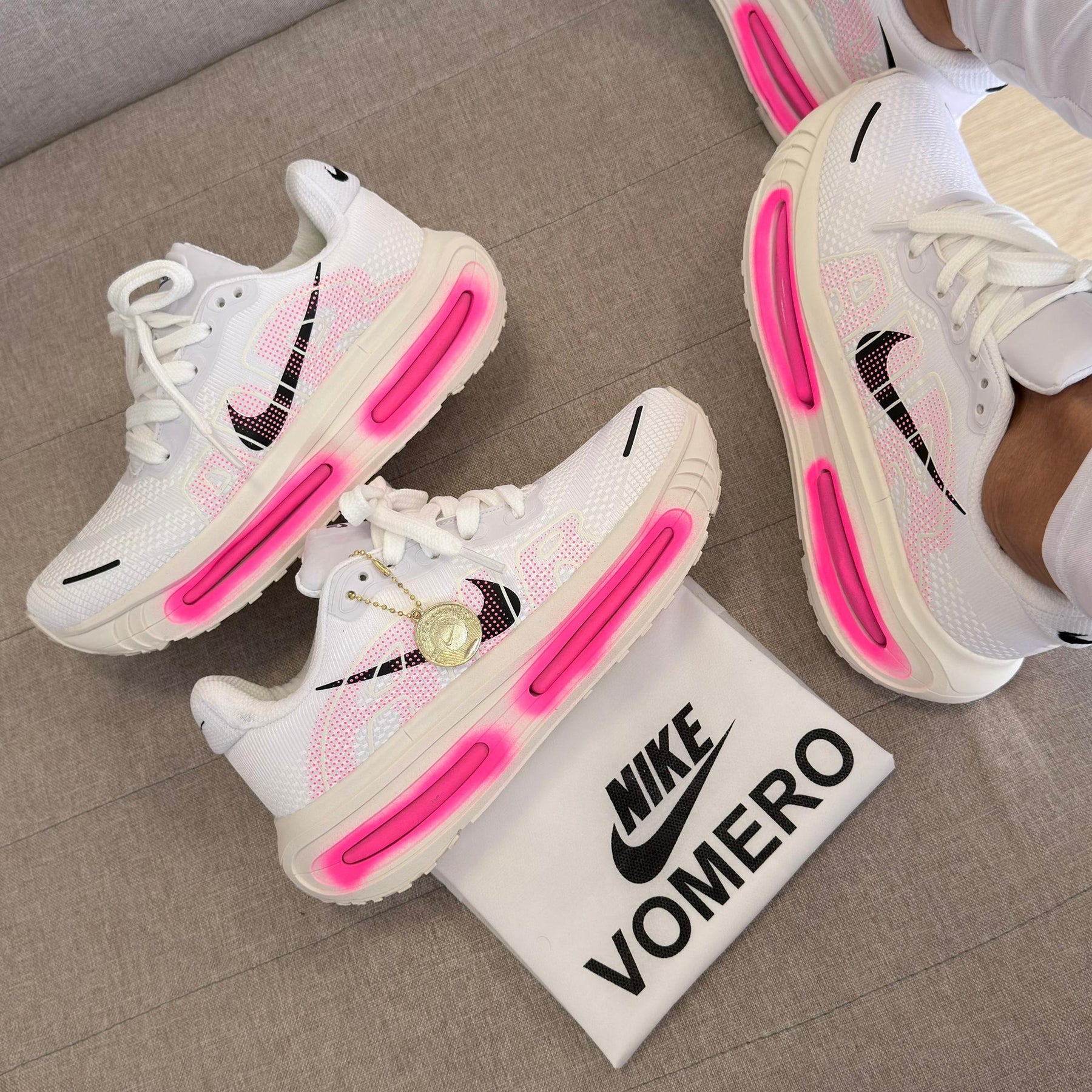 Tênis Vomero Premium - Branco / Pink