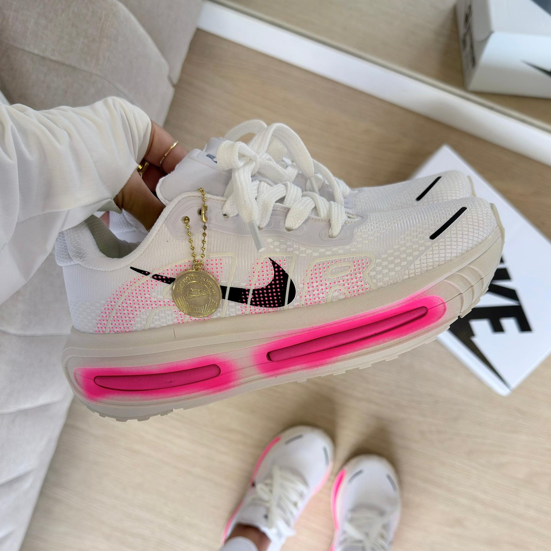 Tênis Vomero Premium - Branco / Pink