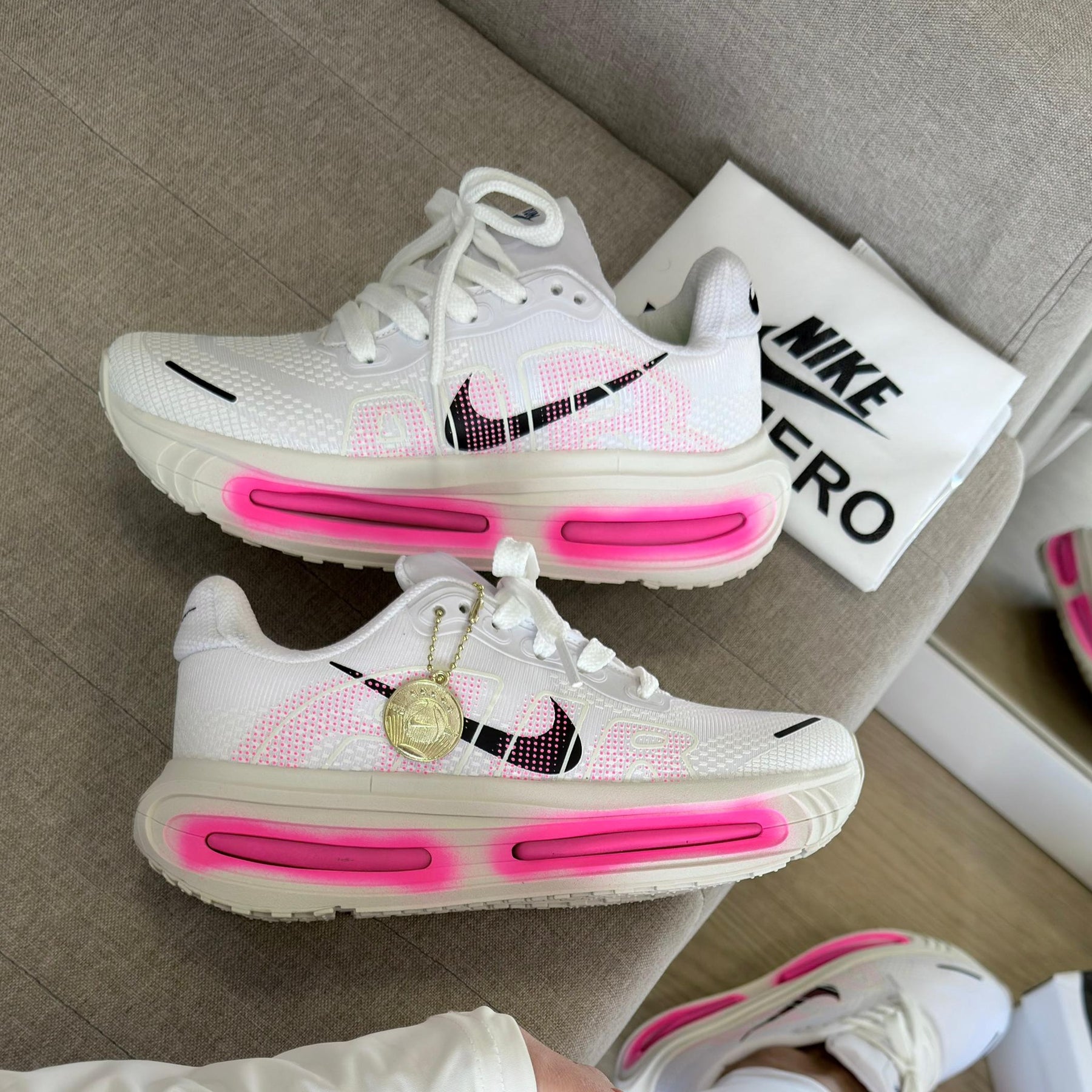Tênis Vomero Premium - Branco / Pink