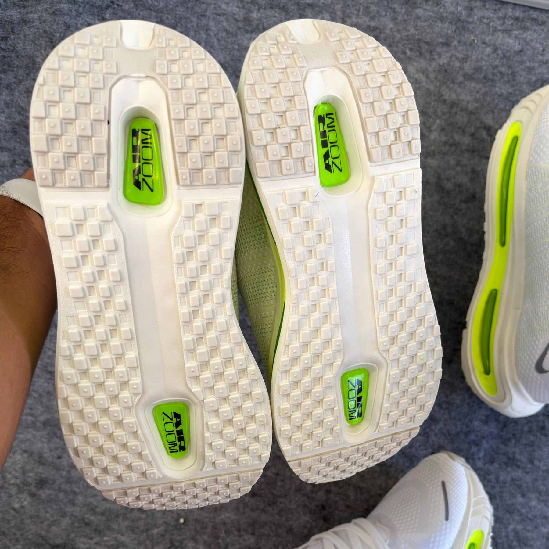 Tênis Vomero Premium - Branco / Verde Flúor