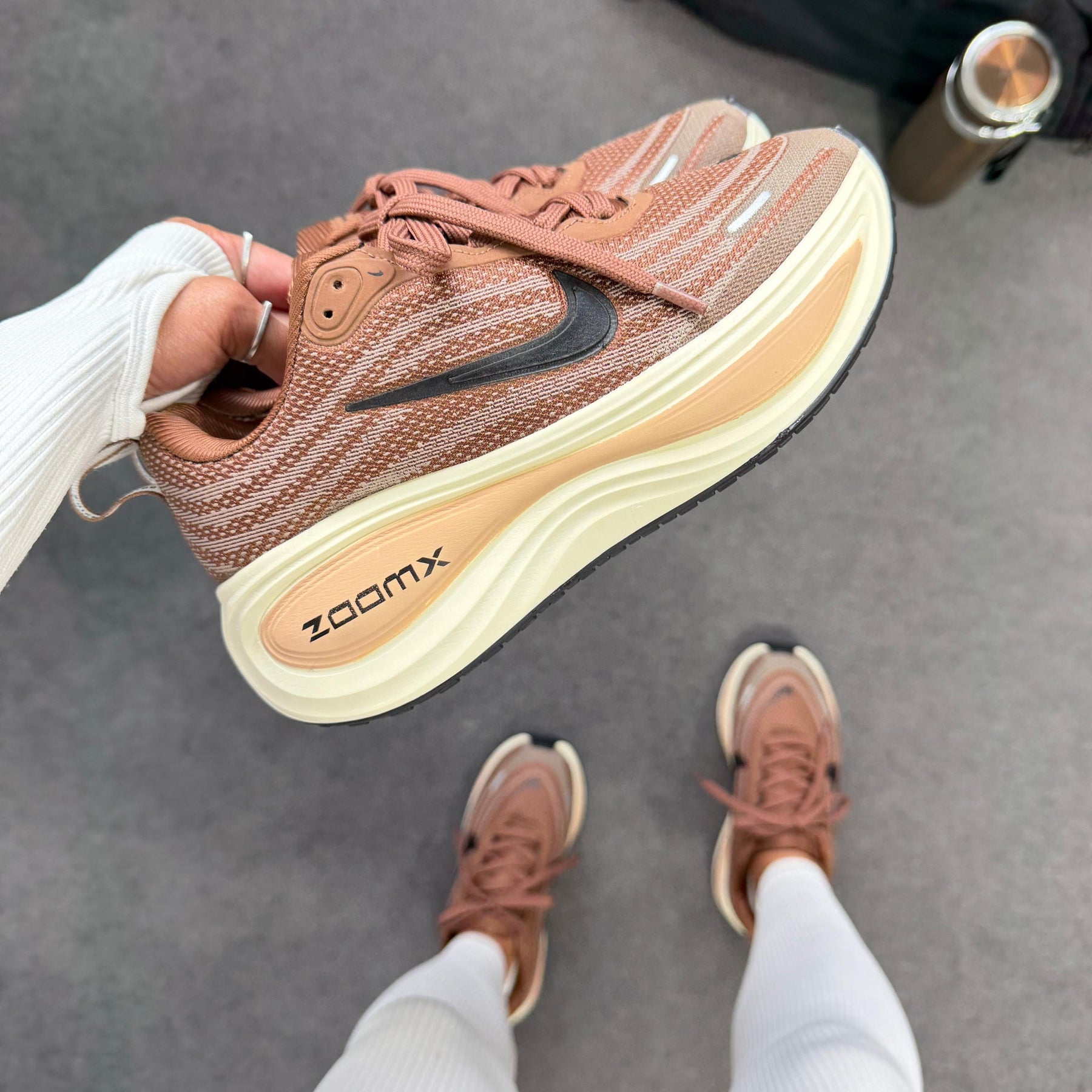 Tênis Nike Vomero Plus - Marrom / Off