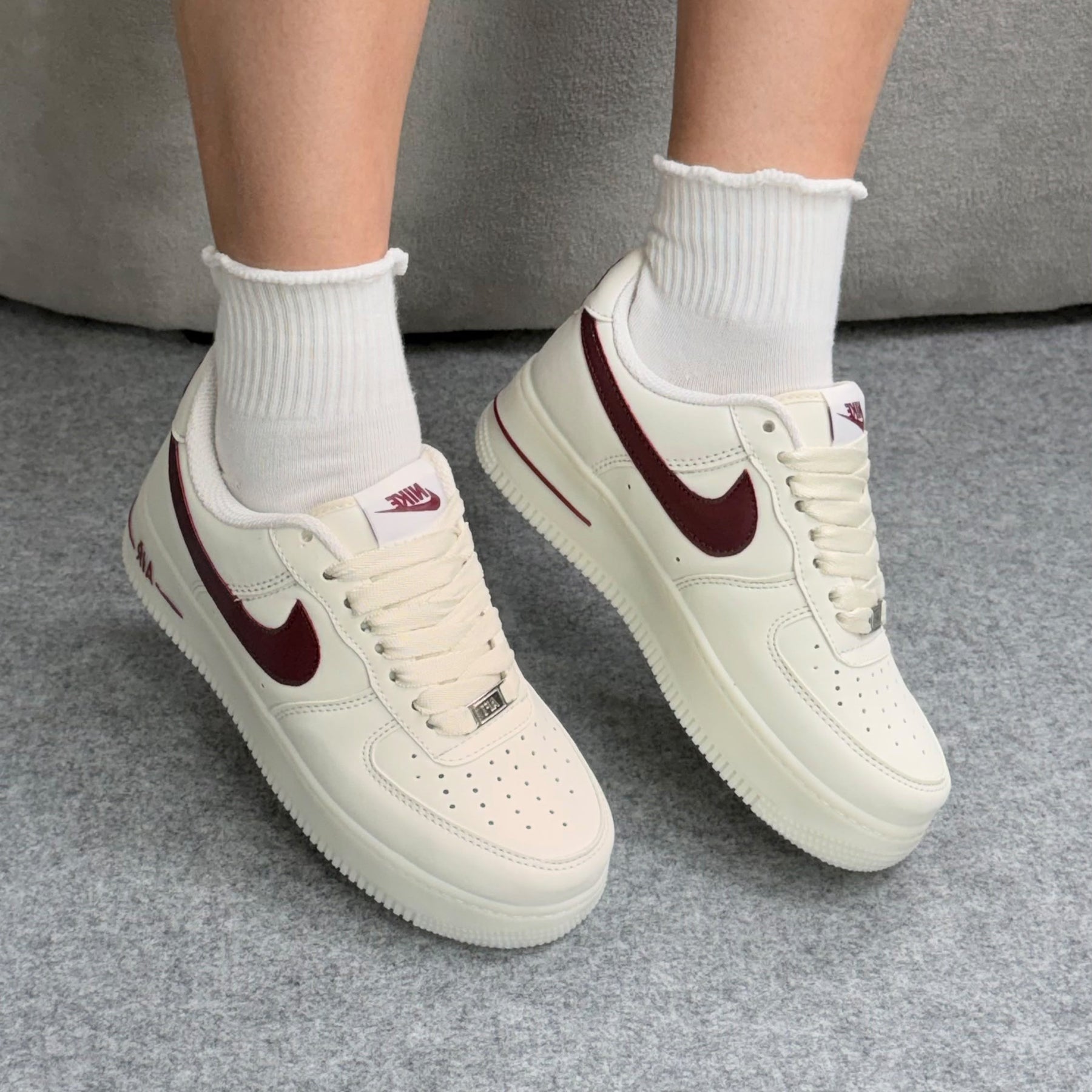 Tênis Nike Air force - Off / Bordô Luxo