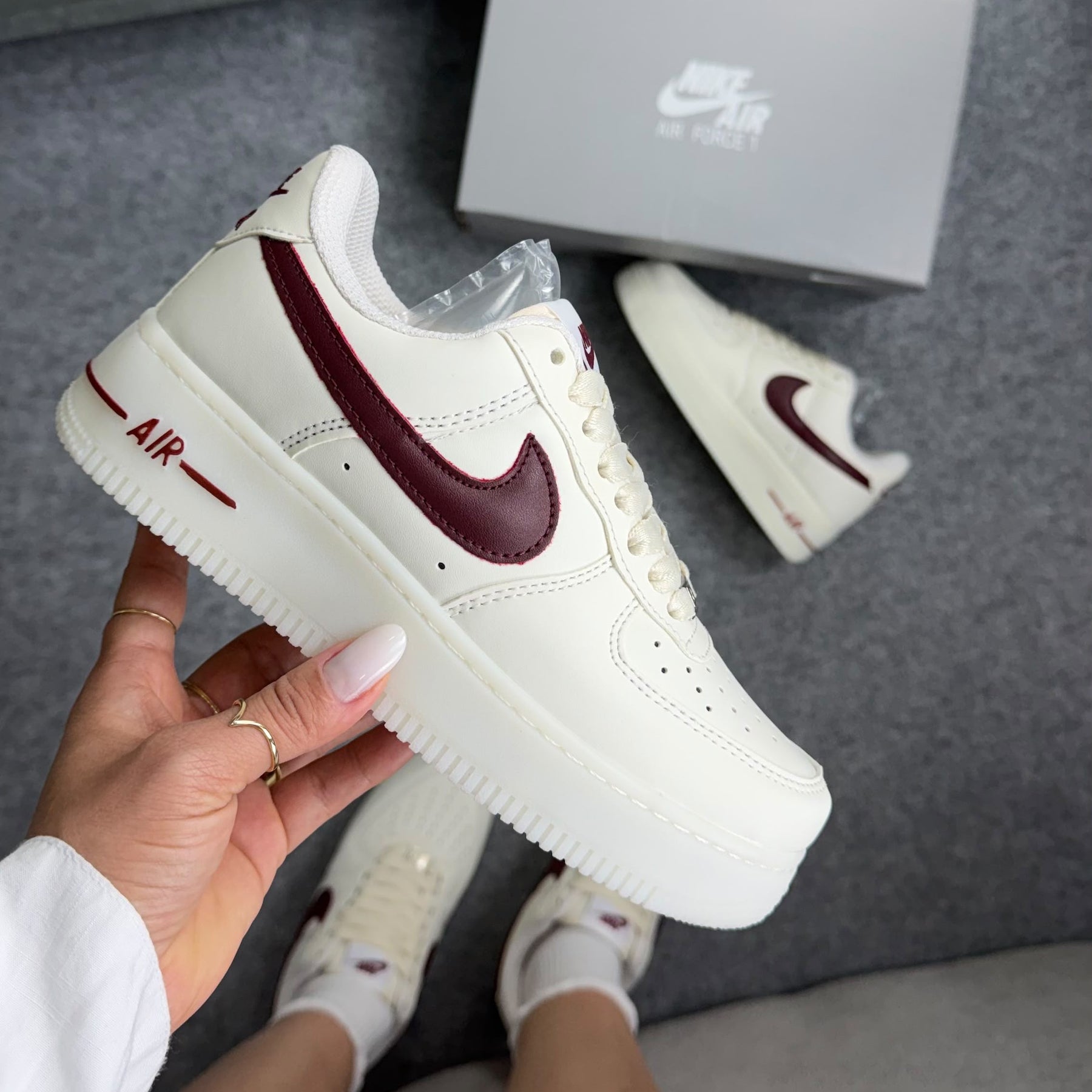 Tênis Nike Air force - Off / Bordô Luxo