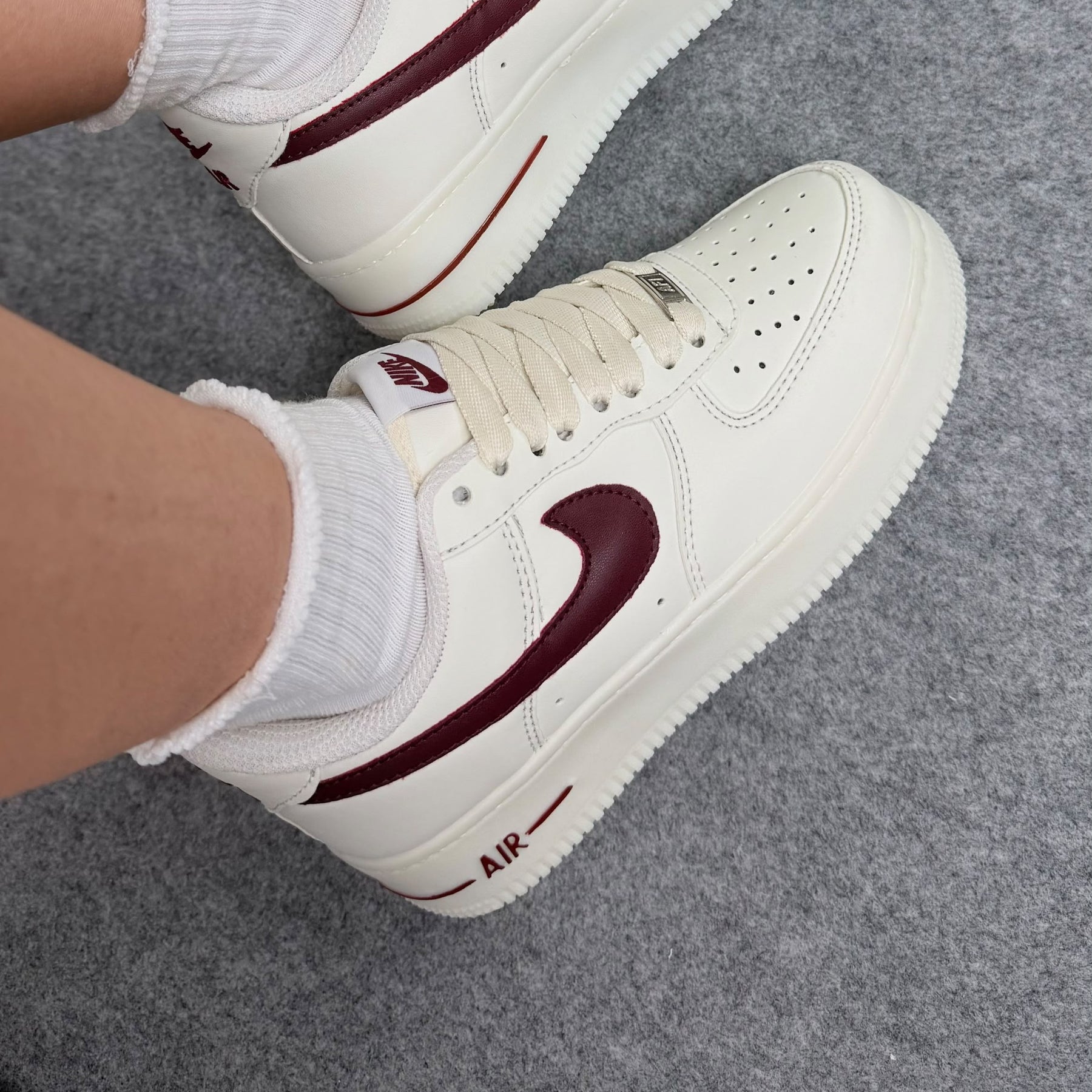 Tênis Nike Air force - Off / Bordô Luxo