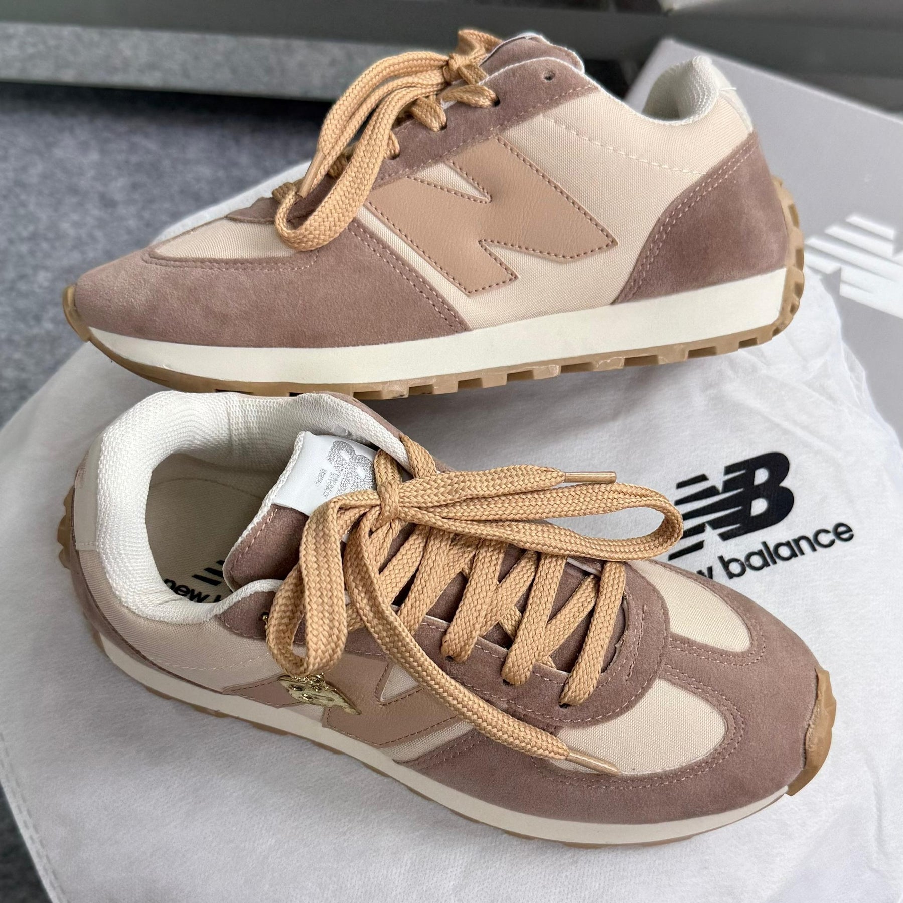 Tênis New Balance 327 - Bege