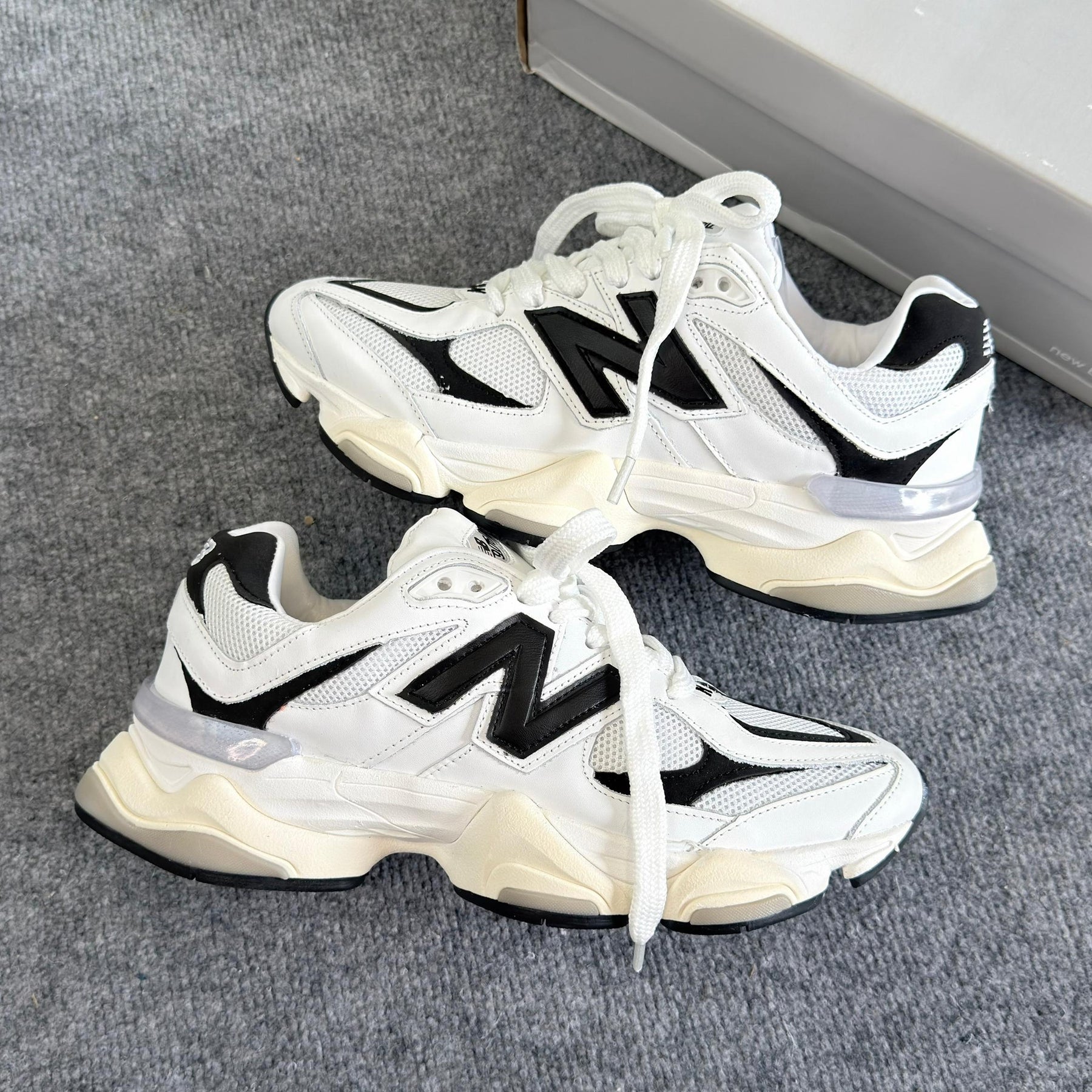 Tênis New Balance 9060 - Branco / Preto
