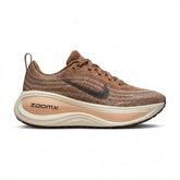 Tênis Nike Vomero Plus - Marrom / Off