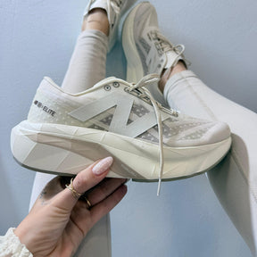 Tênis New Balance Fuel Cell Rebel - Bege