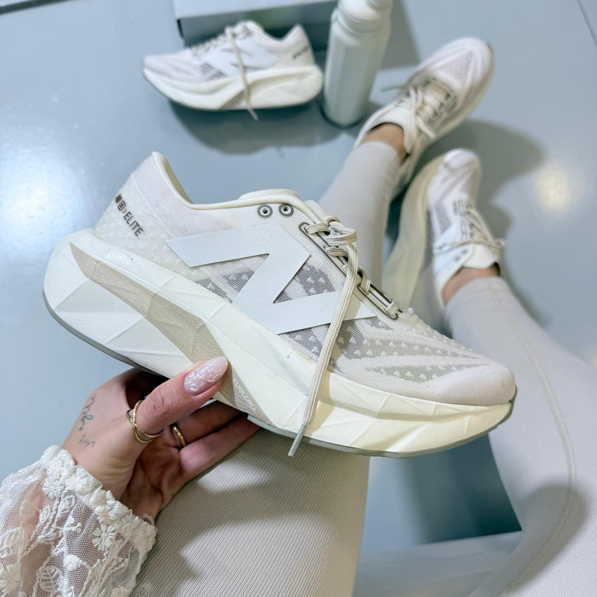 Tênis New Balance Fuel Cell Rebel - Bege