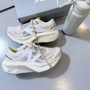 Tênis New Balance Fuel Cell Rebel - Bege